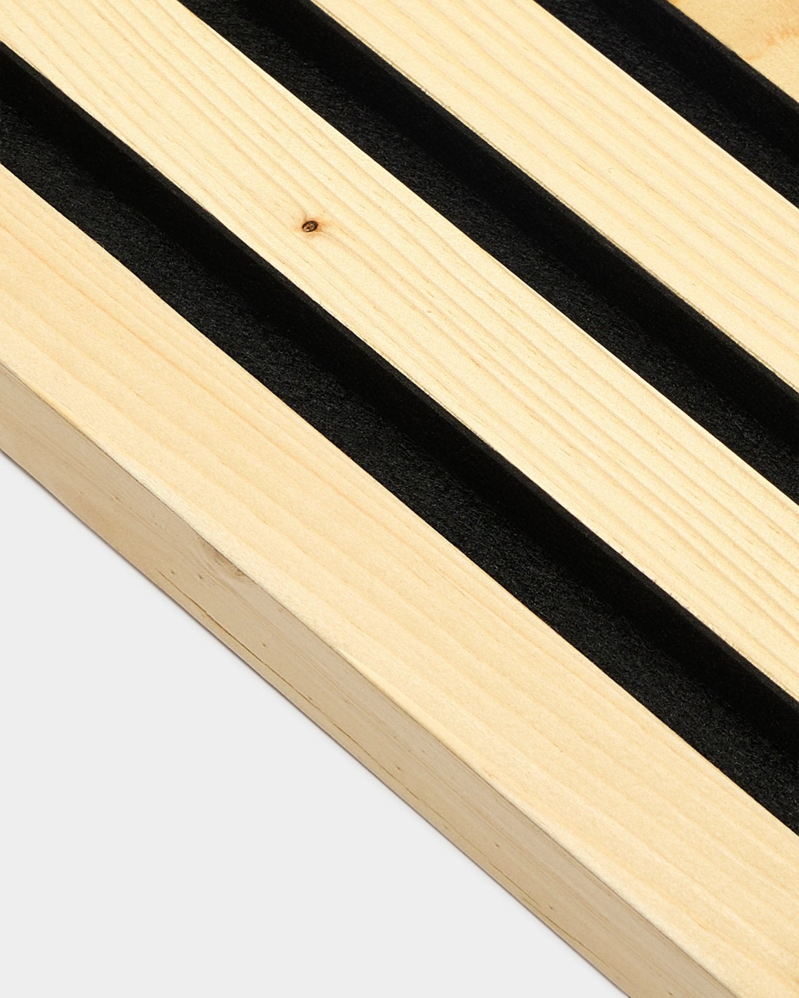 WoodUpp Alp Akustikkpanel (2,2 cm) med parallelle filtspor black og MDF-ramme, vist mot en enkel hvit bakgrunn. Nordisk minimalistisk design.