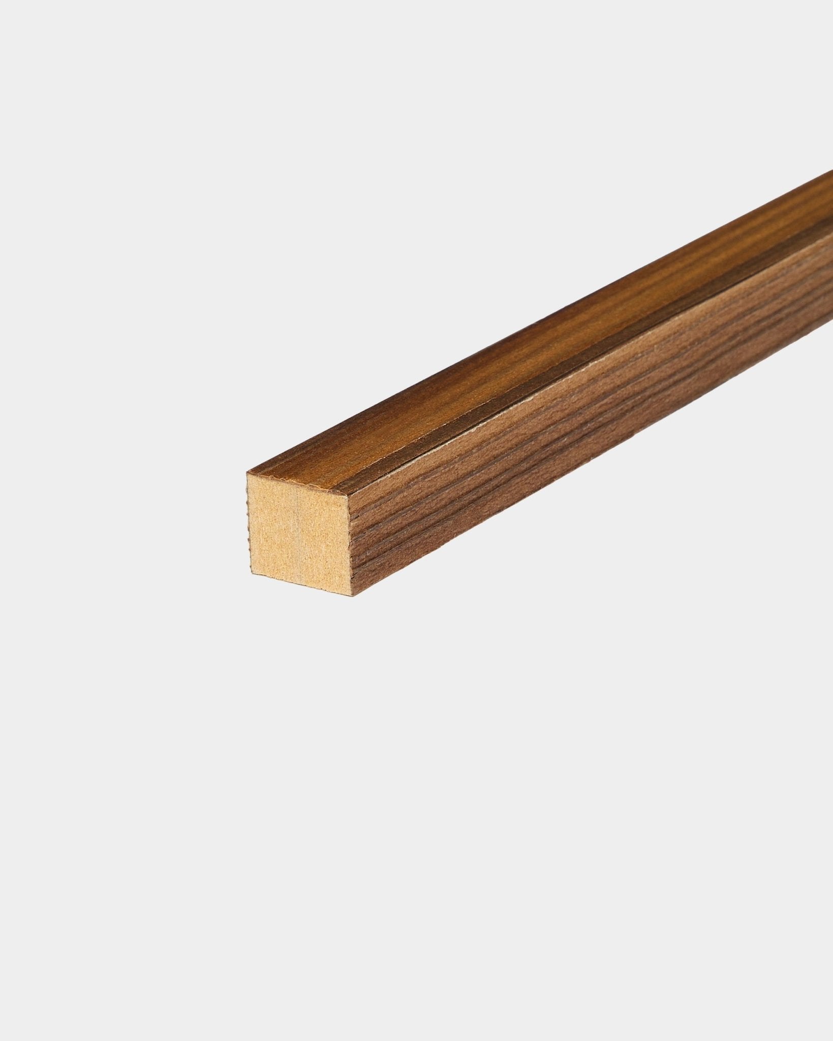 WoodUpp End Lamella i Rustic Smoked Larch, 2,2 cm tykkelse, utformet som tilbehør til Akupanel akustikkpaneler, vist mot en ren hvit bakgrunn.