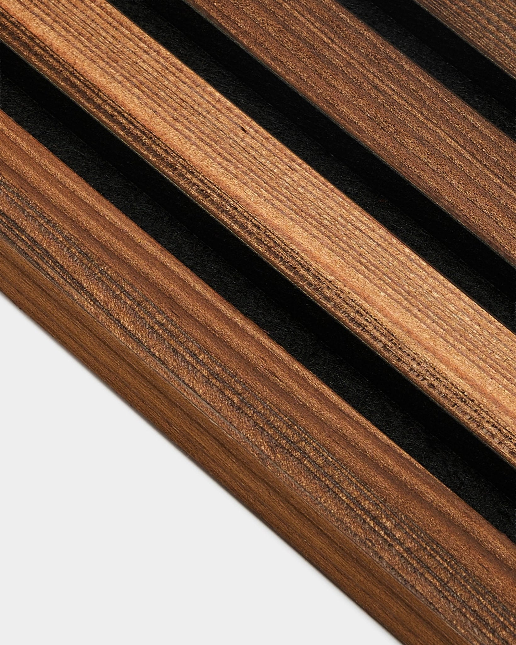 Nærbilde av WoodUpp End Lamella Rustic Smoked Larch (2,2 cm), laget for Akupanel Akustikkpanel Montering; naturlig årestruktur og røkt finish vises.