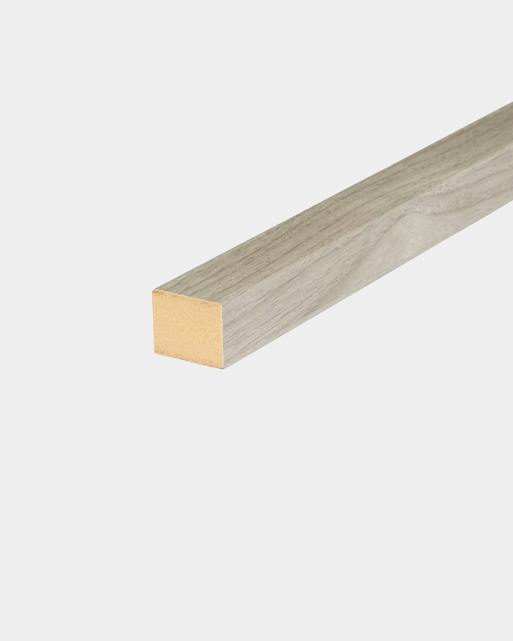 WoodUpp End Lamella i Weathered Oak, 2,2 cm bred, laget for MDF-rammer eller Akupanel Akustikkpanel Montering, vist mot en ren hvit bakgrunn.