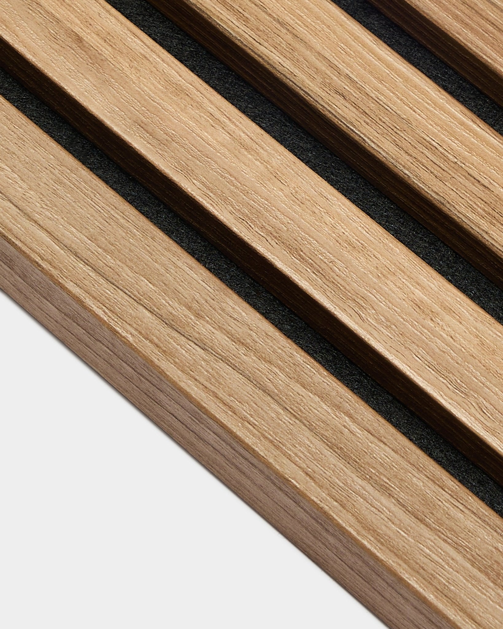 Nærbilde av WoodUpp End Lamella i English Walnut, 2,2 cm tykk, utviklet for Akupanel Akustikkpanel-installasjoner eller som del av en fondvegg.