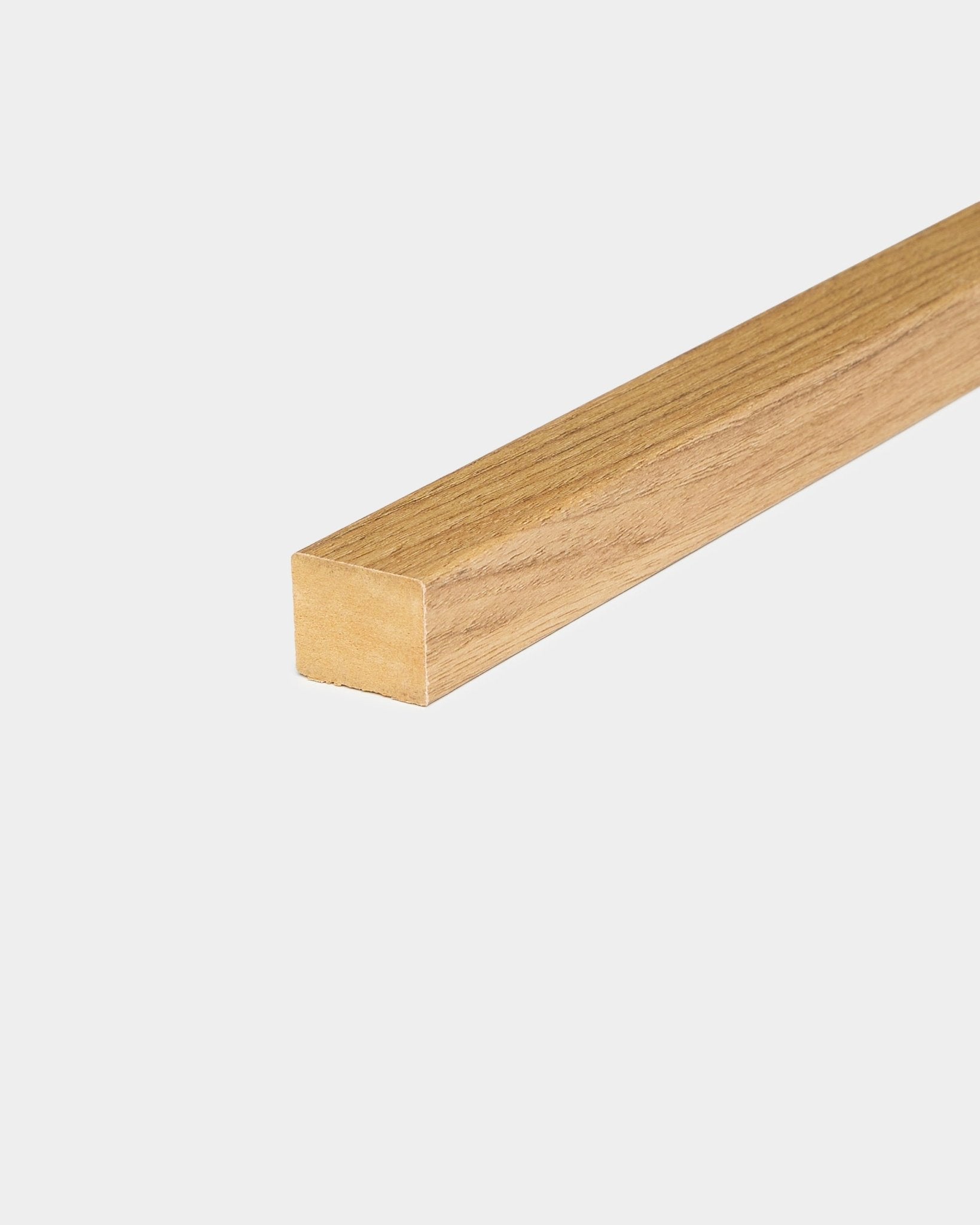 Endelamell i engelsk eik med glatt finish, 2,2 cm tykk, utviklet som et tilbehør til Montering for WoodUpp Akupanel akustiske trepaneler og panelvegger.