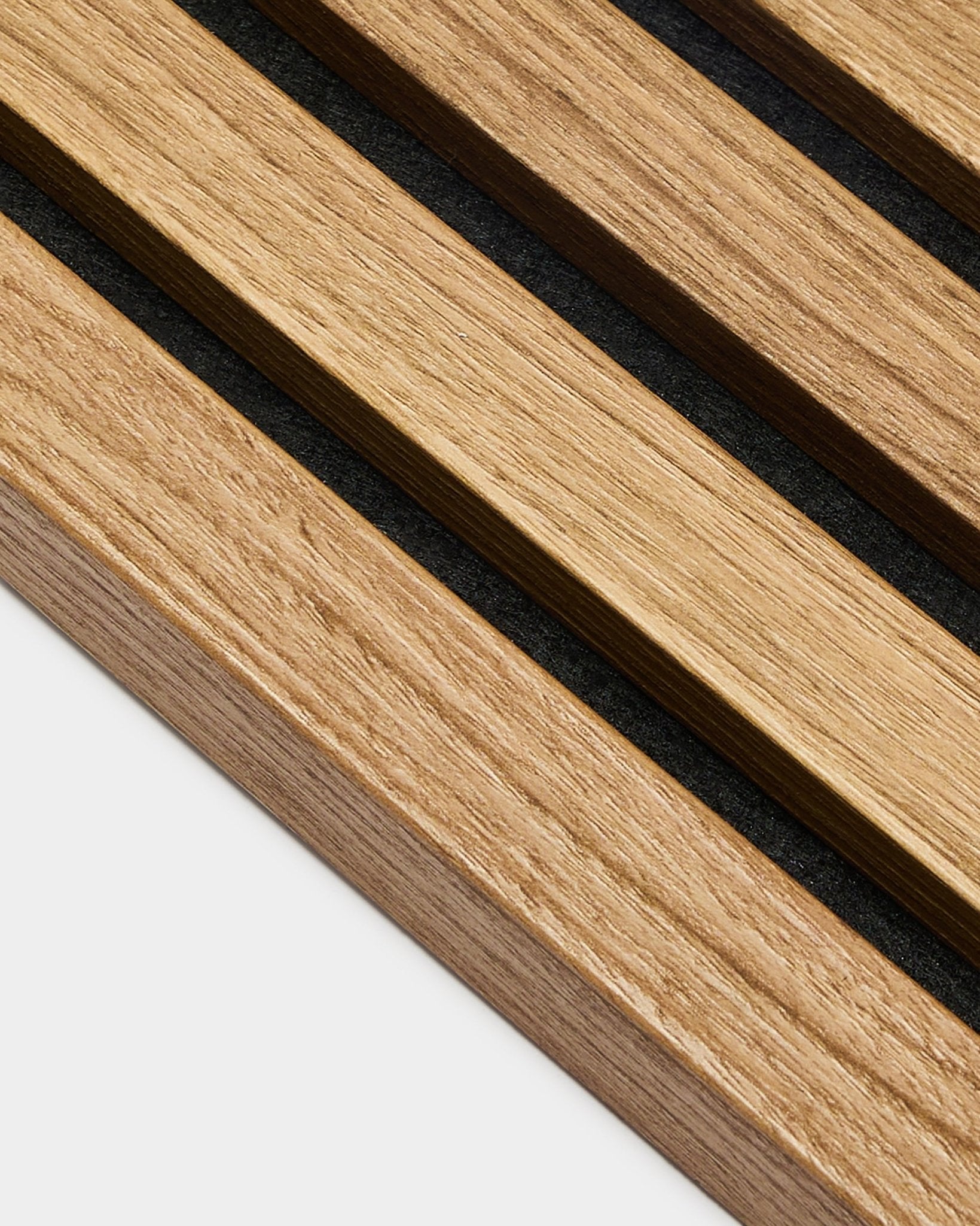 Nærbilde av WoodUpp Akupanel Akustikkpanel: parallelle endelamell-spiler i engelsk eik, 2,2 cm brede, montert på en MDF-ramme for et minimalistisk nordisk uttrykk.