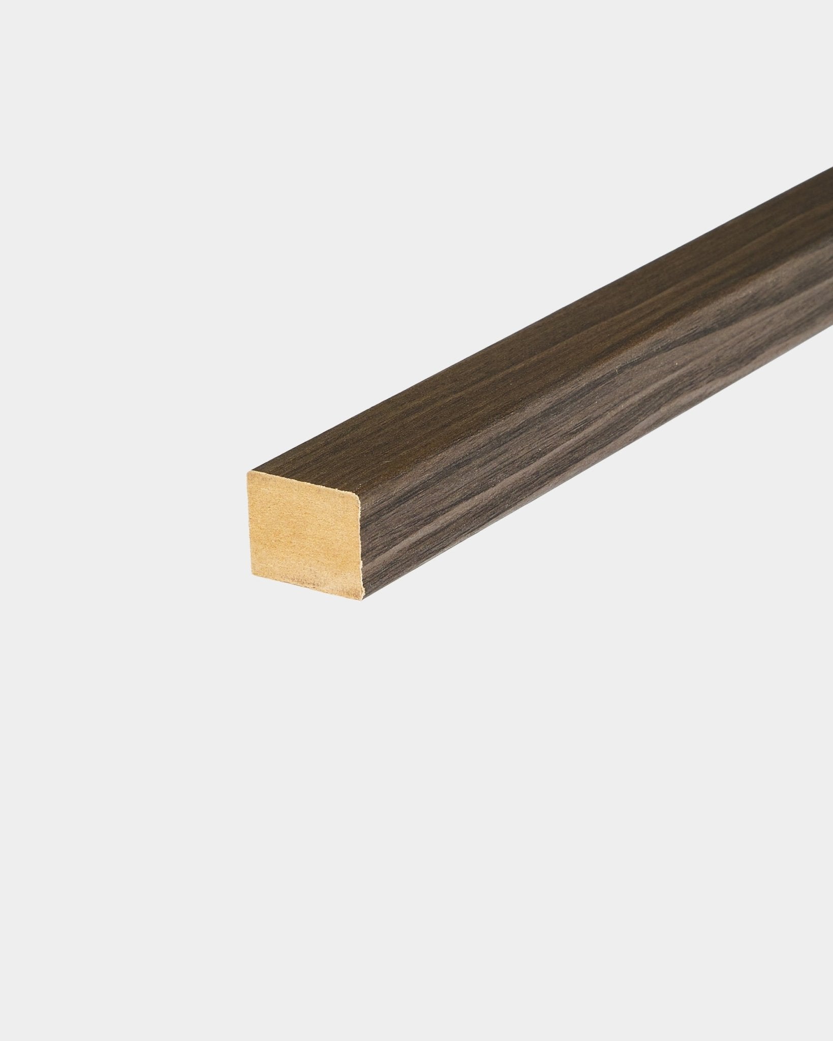 WoodUpp endelamell i Black Oak, 2,2 cm, utformet for avslutning av kanter på Akupanel Akustikkpanel eller som detalj på MDF-rammer i nordiske interiører.
