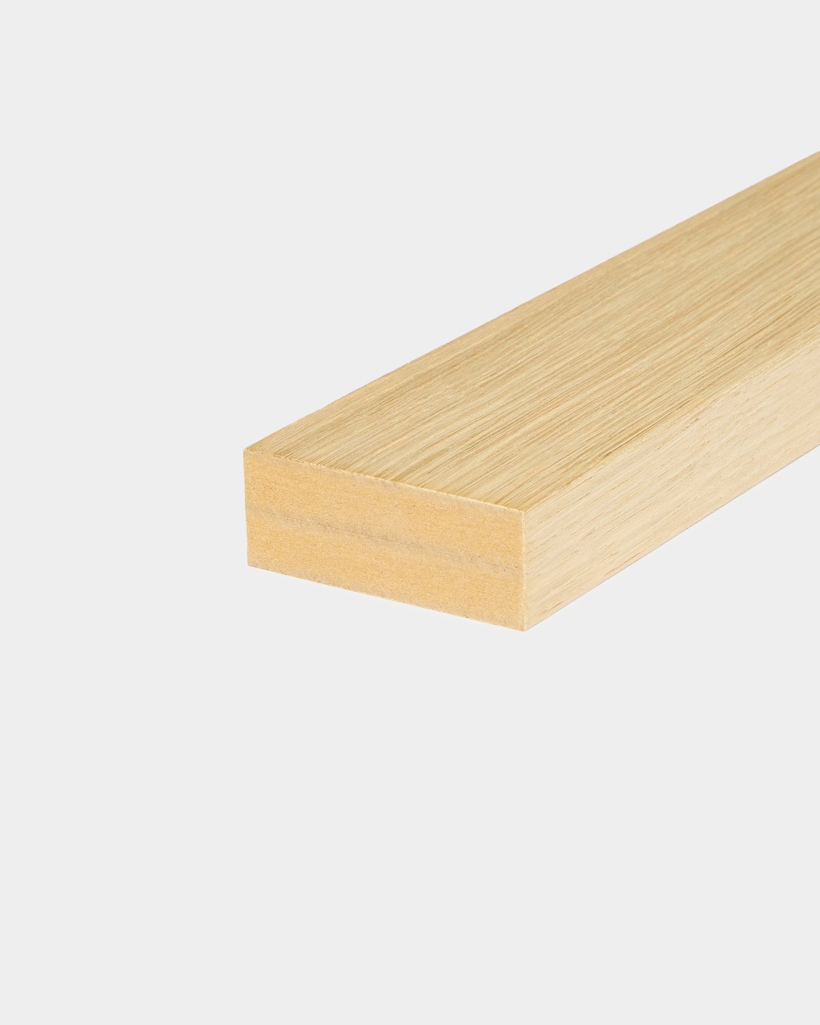 WoodUpp End Lamella Classic Oak (6,7 cm) spile, designet for Akupanel Akustikkpanel-installasjoner, vist mot en enkel hvit bakgrunn.