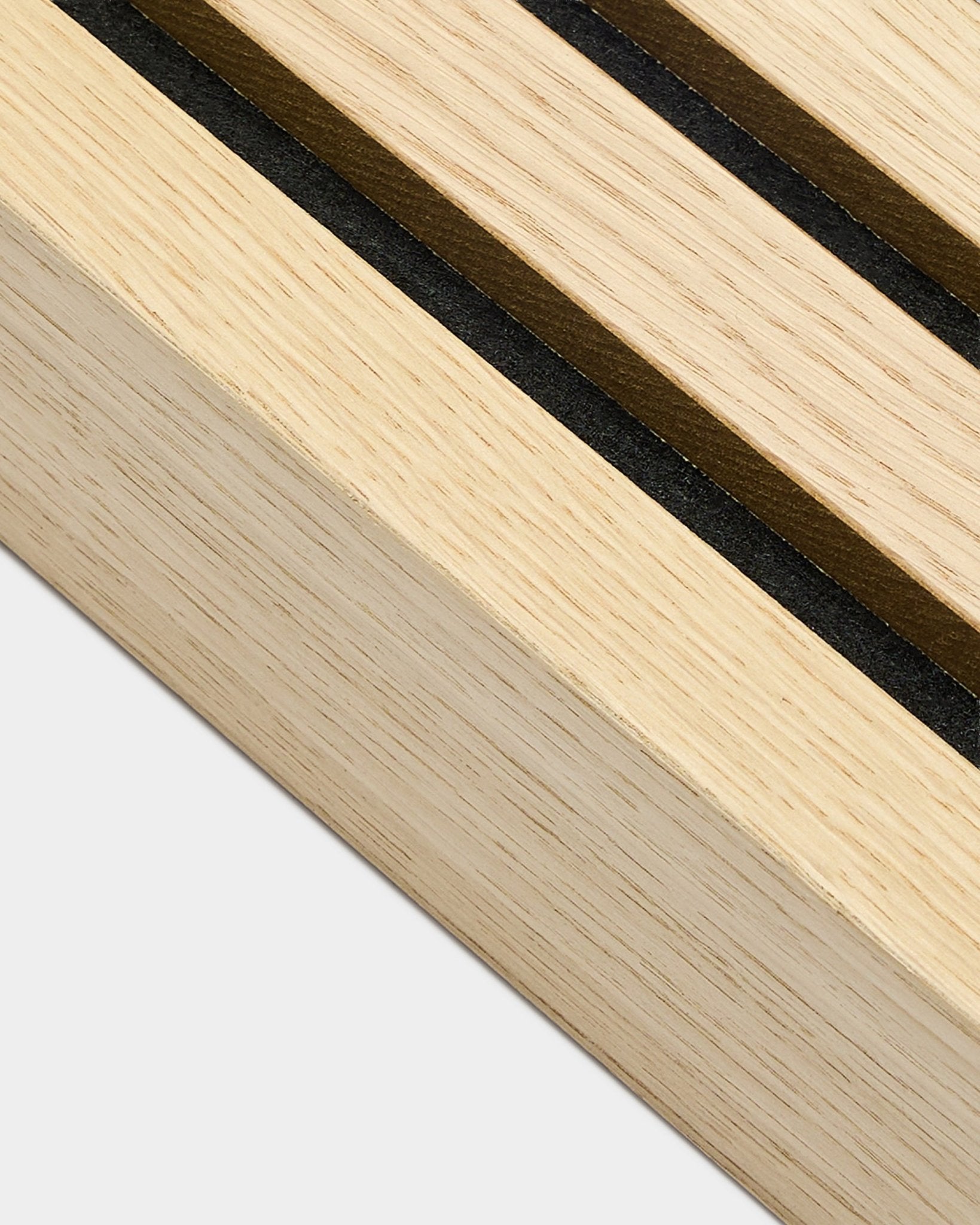 Detaljert nærbilde av en WoodUpp Classic Oak End-lamell, 6,7 cm bred, designet for Akupanel Akustikkpanel Montering eller integrering med en MDF-ramme.