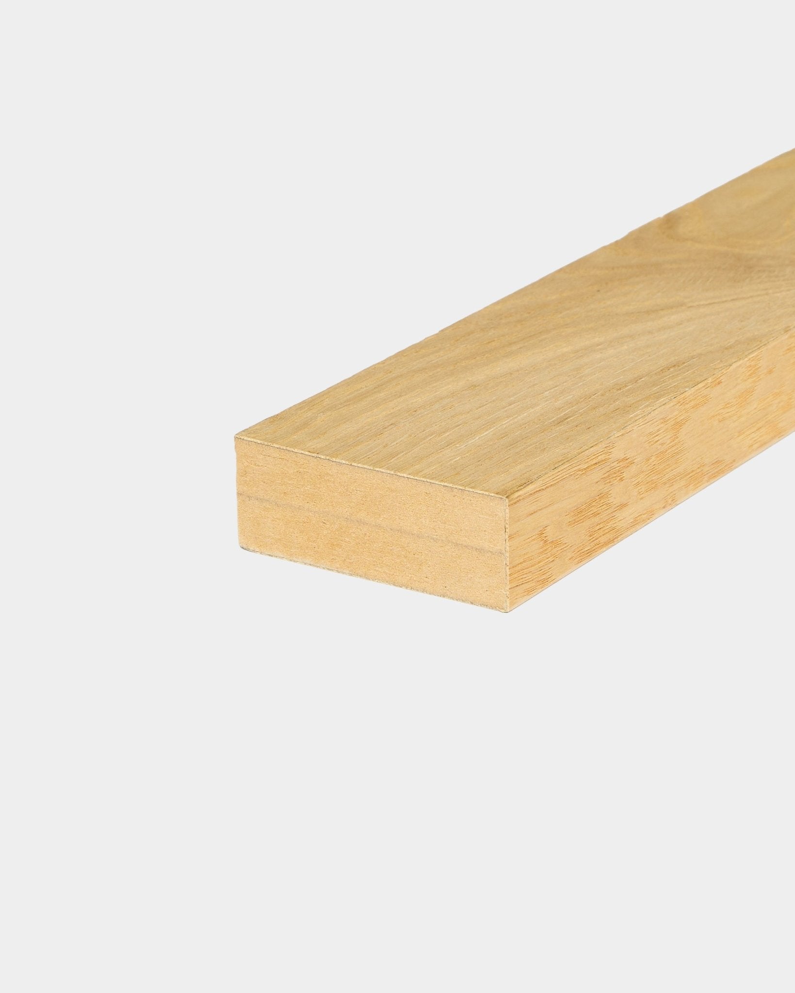 WoodUpp endelamell i Rustic Natural Oak (6,7 cm), egnet for montering med akustisk trepanel fra Akupanel eller MDF-ramme, vist mot en ren hvit bakgrunn.