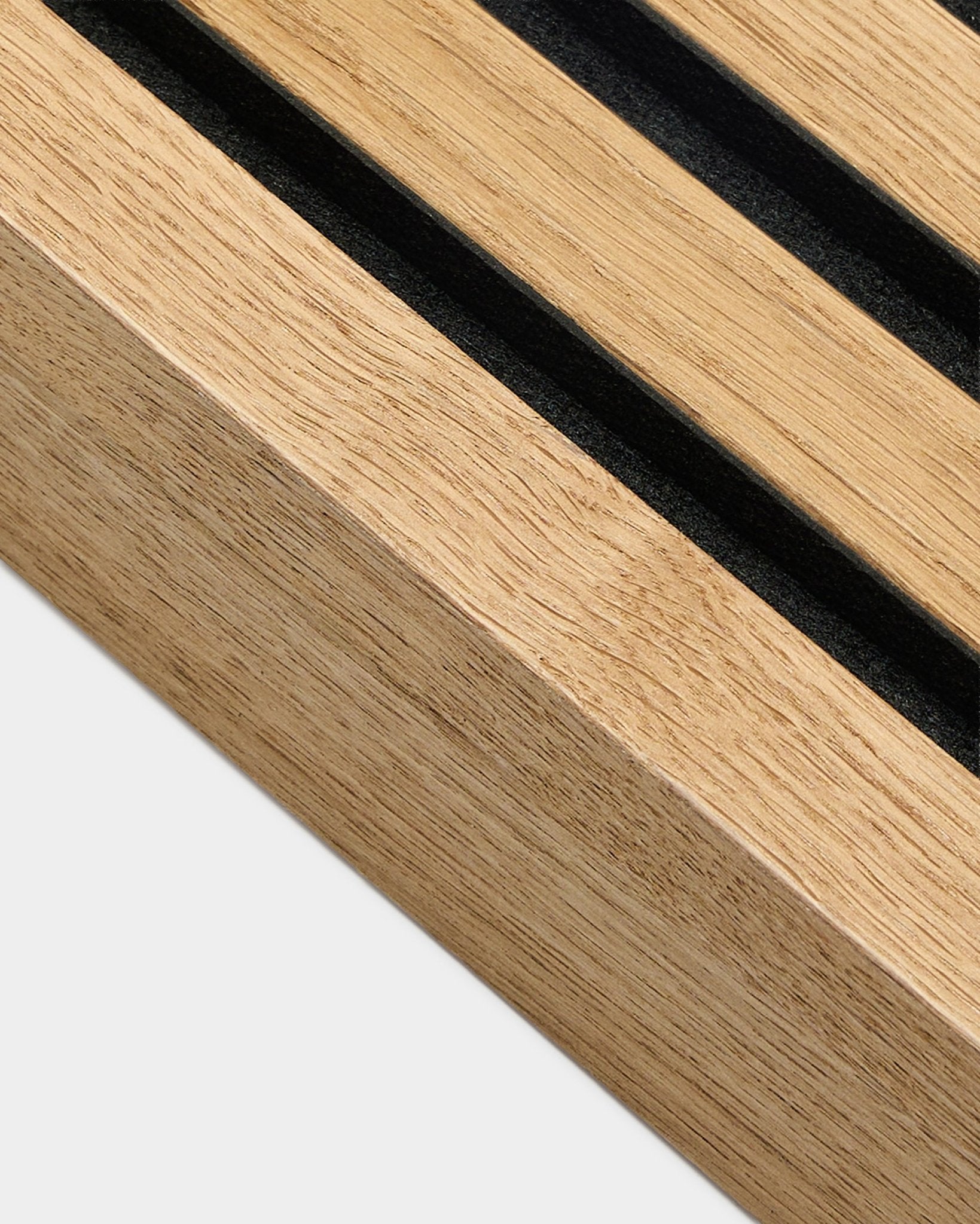 Nærbilde av WoodUpp Akupanel Akustikkpanel i Rustic Brown Oak, 6,7 cm bred endelamell med parallelle black spor og teksturert trestruktur.
