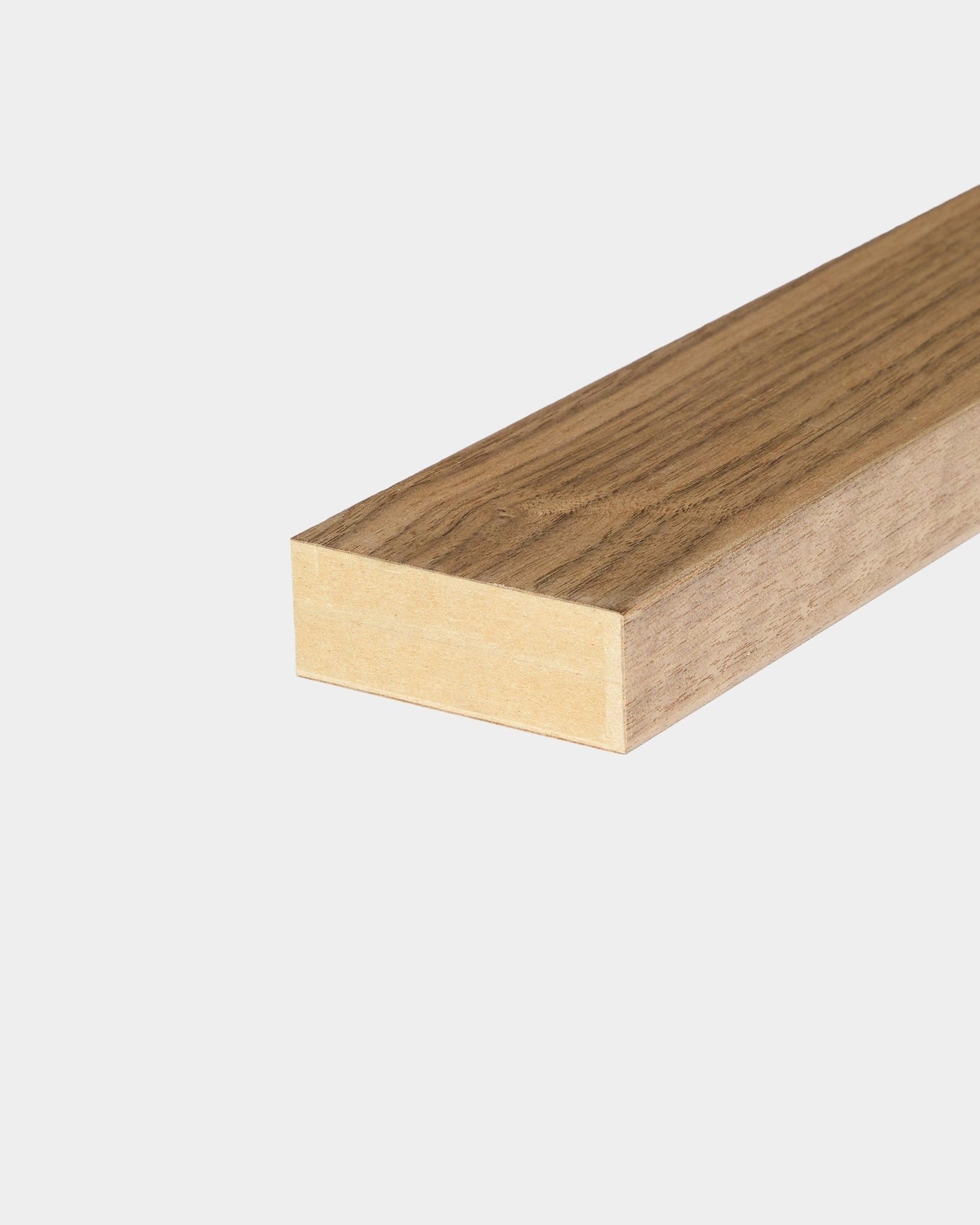 WoodUpp Walnut End lamell, 6,7 cm, utviklet for avslutning av Akupanel Akustikkpanel kanter eller for integrering i MDF-rammer.