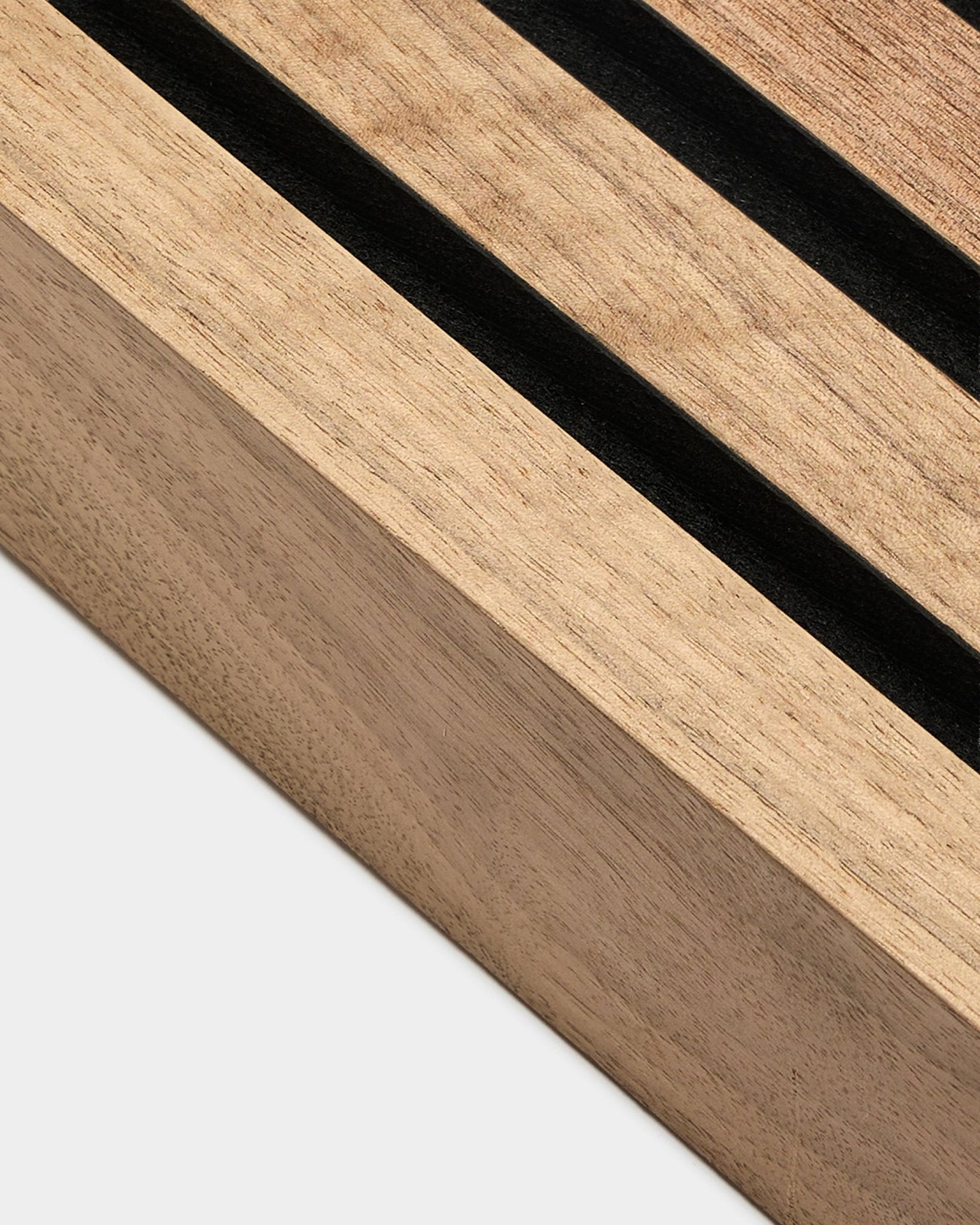 Nærbilde av WoodUpp Akupanel end lamell i valnøtt, 6,7 cm bredde, MDF-ramme med black akustisk filt på baksiden, vist mot en lys grå bakgrunn.