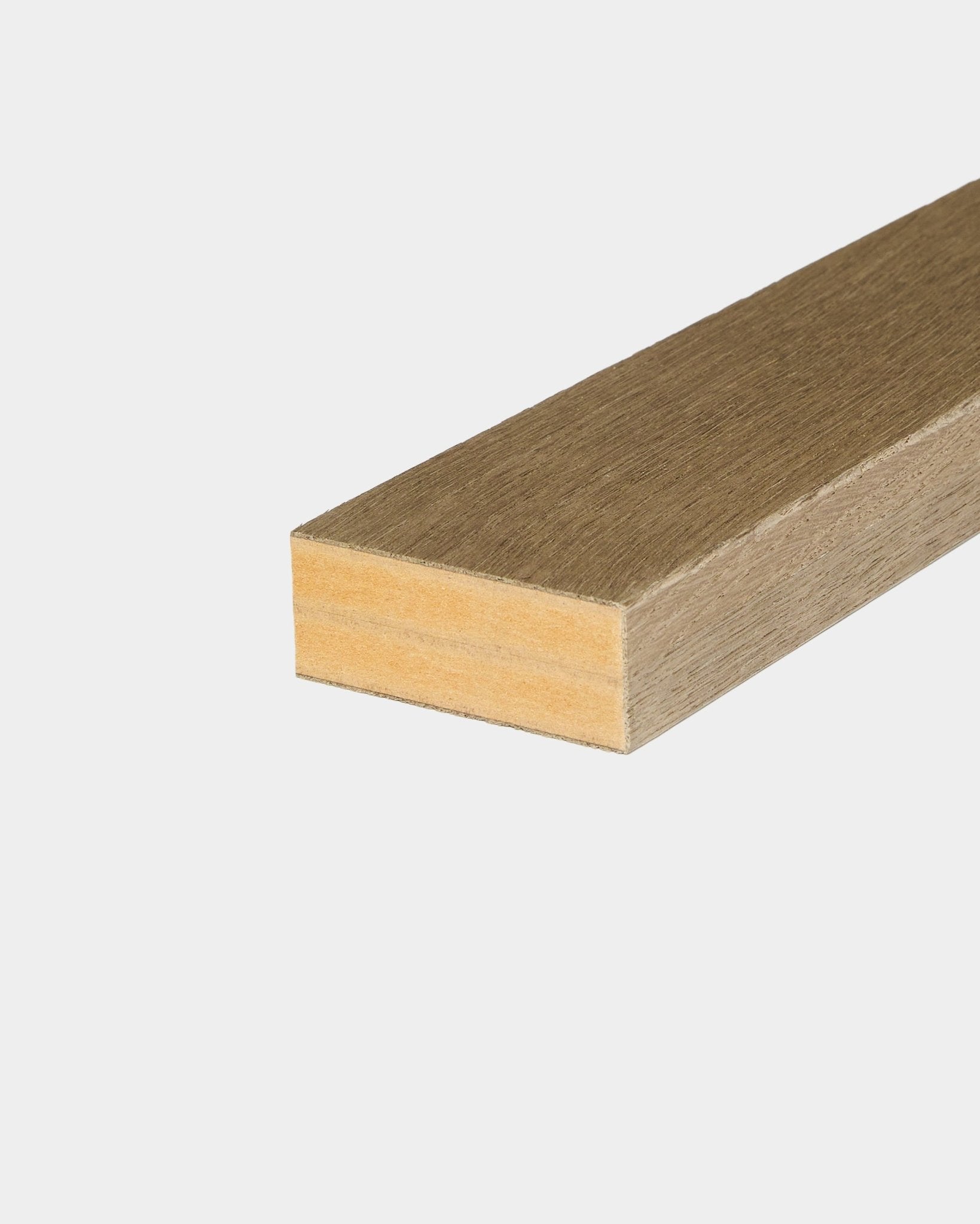 WoodUpp endelamell i rustikk grey oak, 6,7 cm bred, laget som en avsluttende del for Akupanel akustiske trepaneler eller vegginstallasjoner med paneler.