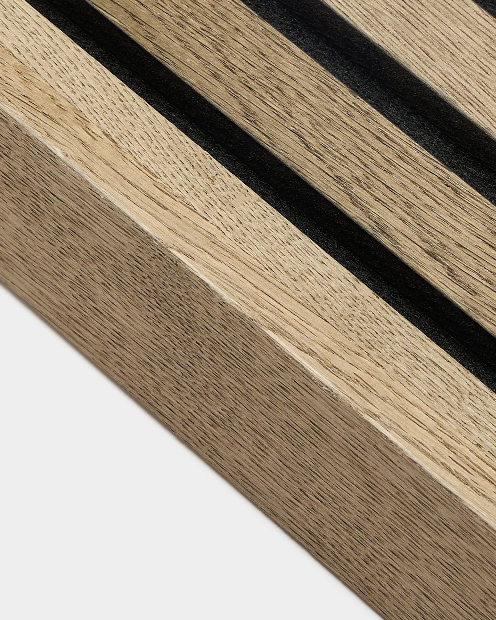 Nærbilde av WoodUpp Akupanel-tilbehør: endelamell i Rustic Grey Oak (6,7 cm) med mørke, smale spor langs den lyse nordiske trestrukturen og en teksturert overflate.