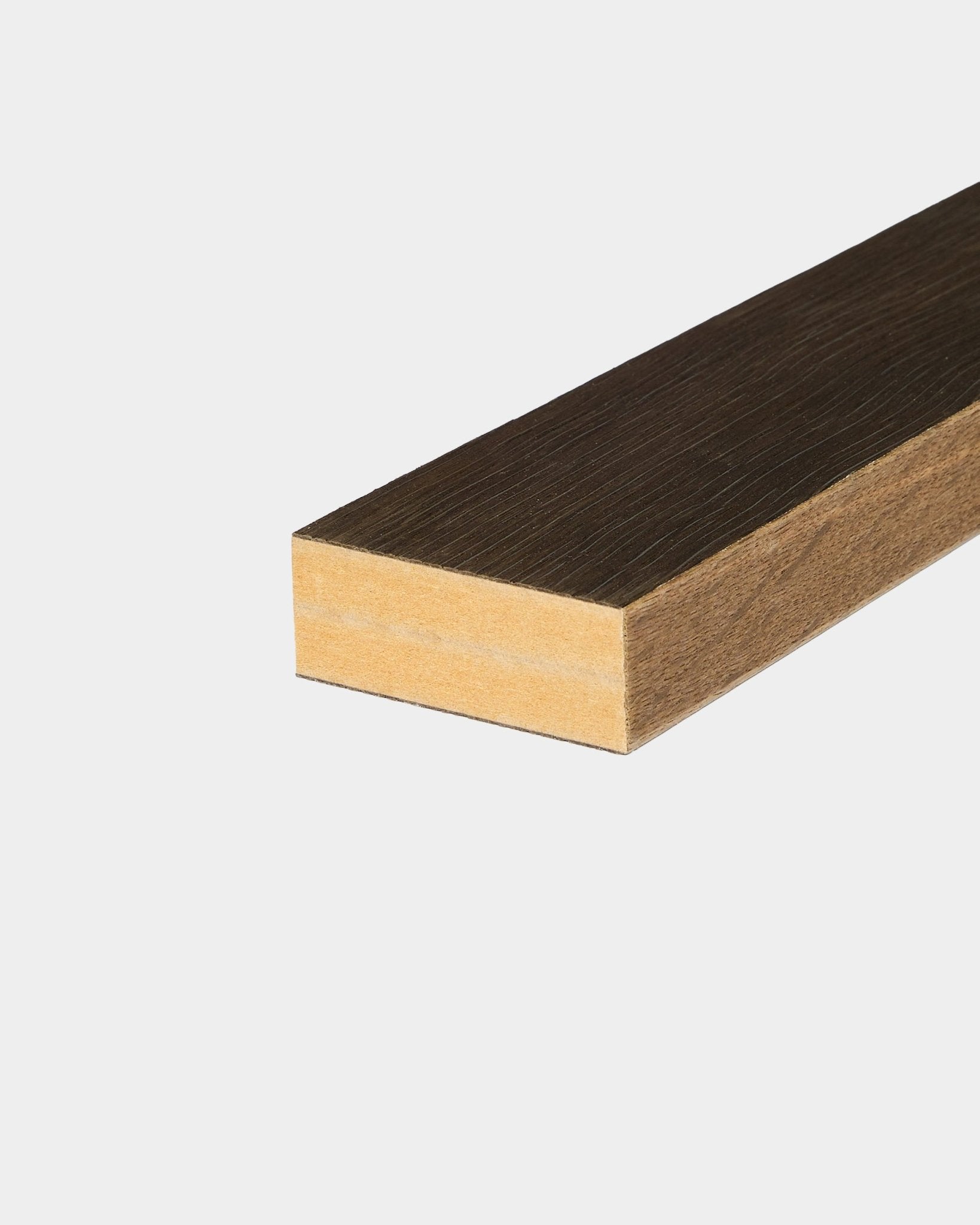 WoodUpp endelamell i Rustic Smoked Oak (6,7 cm), utviklet for Nordic Akupanel Akustikkpanel-installasjoner, vist mot hvit bakgrunn.