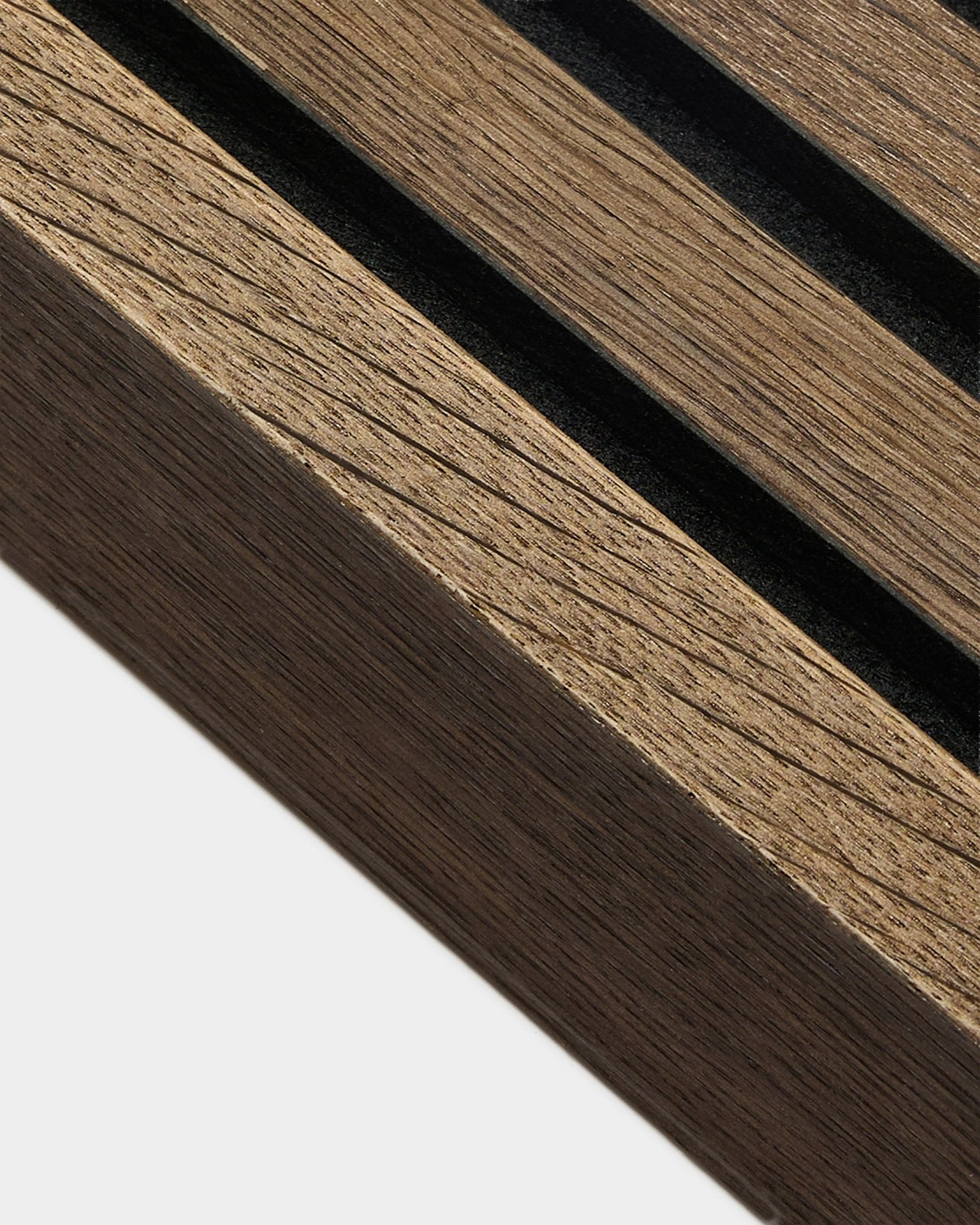 Nærbilde av WoodUpp endelamell i Rustic Smoked Oak, 6,7 cm – vinklede lameller med synlig trestruktur, utviklet for Akustikkpanel eller Akupanel Montering.