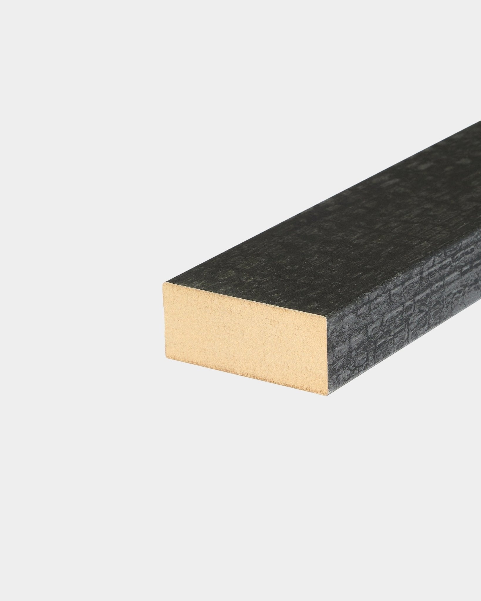 Nærbilde av WoodUpp Akupanel-tilbehør: endelamell i Charcoal, 6,7 cm, som viser en teksturert black treoverflate og synlig endeved mot en hvit bakgrunn.