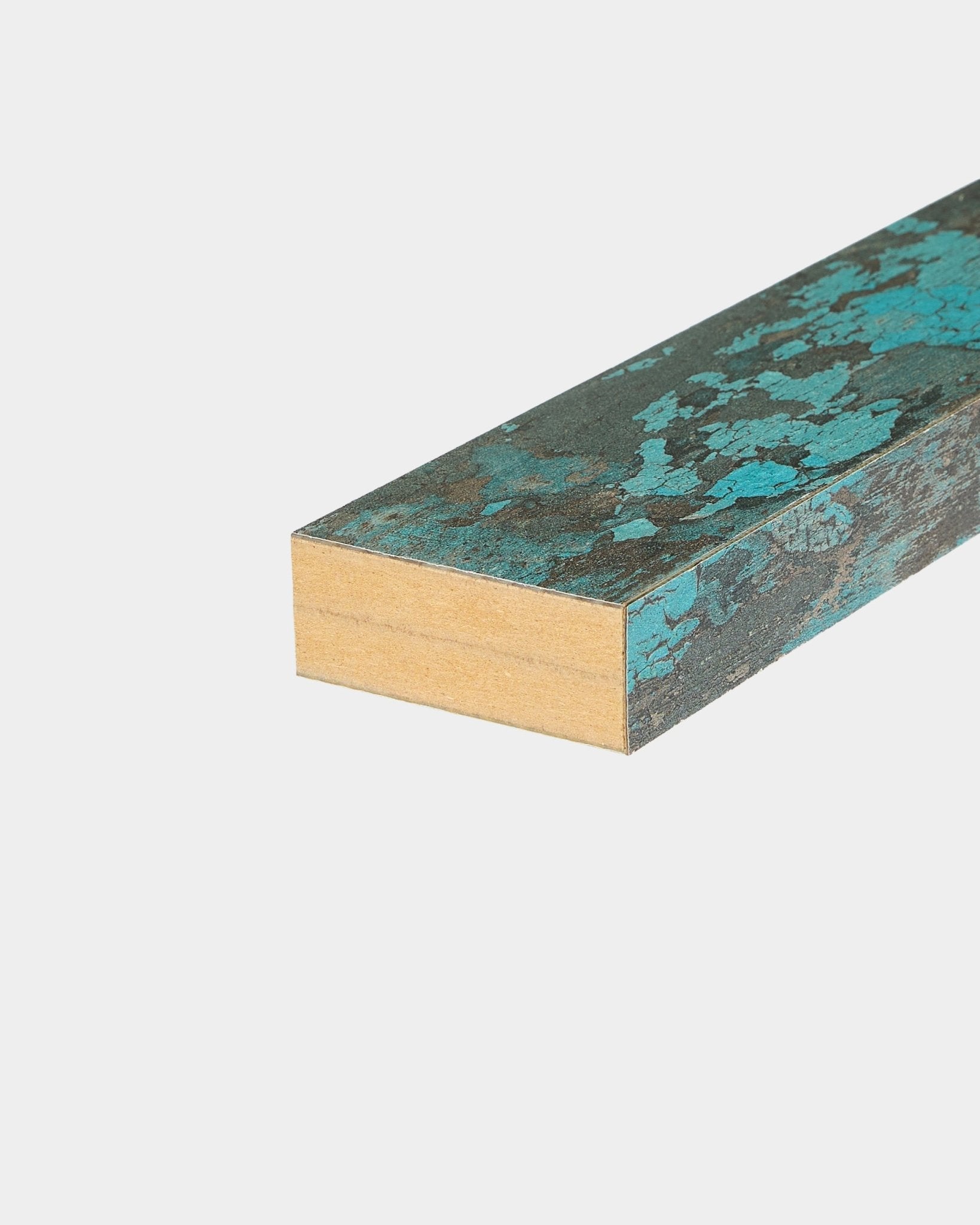 Nærbilde av WoodUpp Akupanel-tilbehør: avslutningslamell i Oxide Blue, 6,7 cm bred, utviklet for Akustikkpanel- eller Akupanel-montering på hvit bakgrunn.