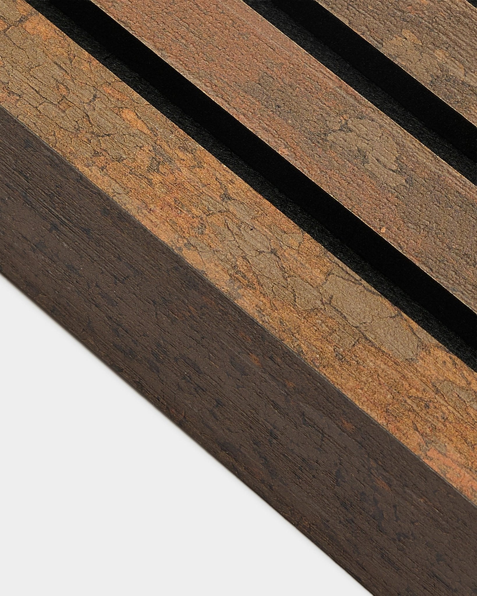 Nærbilde av WoodUpp Akupanel endelamell i Oxide Copper, 6,7 cm, med en MDF-ramme med spor og en teksturert, slitt overflate.