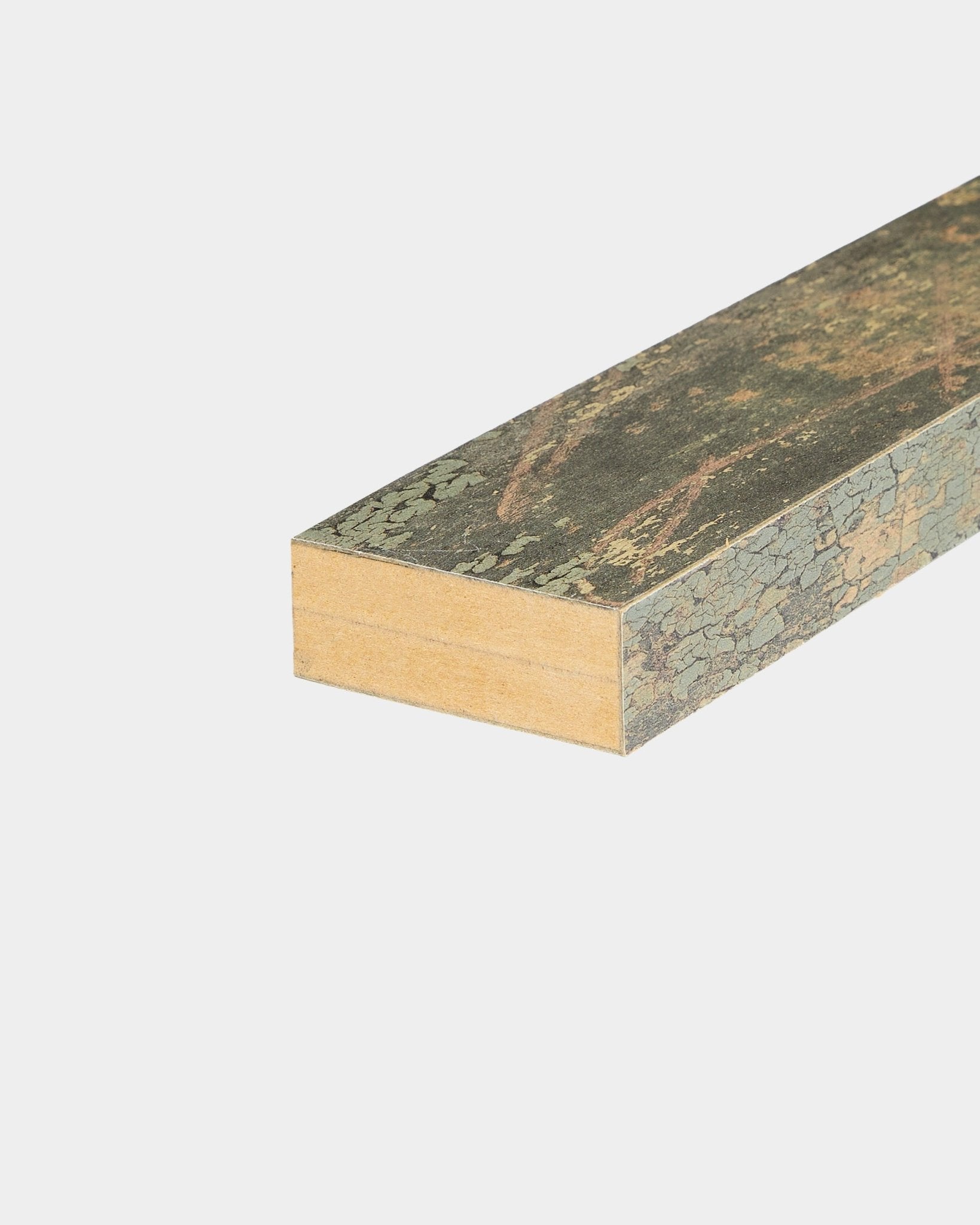 Nærbilde av WoodUpp CREATE endelamell i Oxide Grey (6,7 cm), som fremhever den teksturerte, lagdelte Akustikkpanel-overflaten mot en hvit bakgrunn.