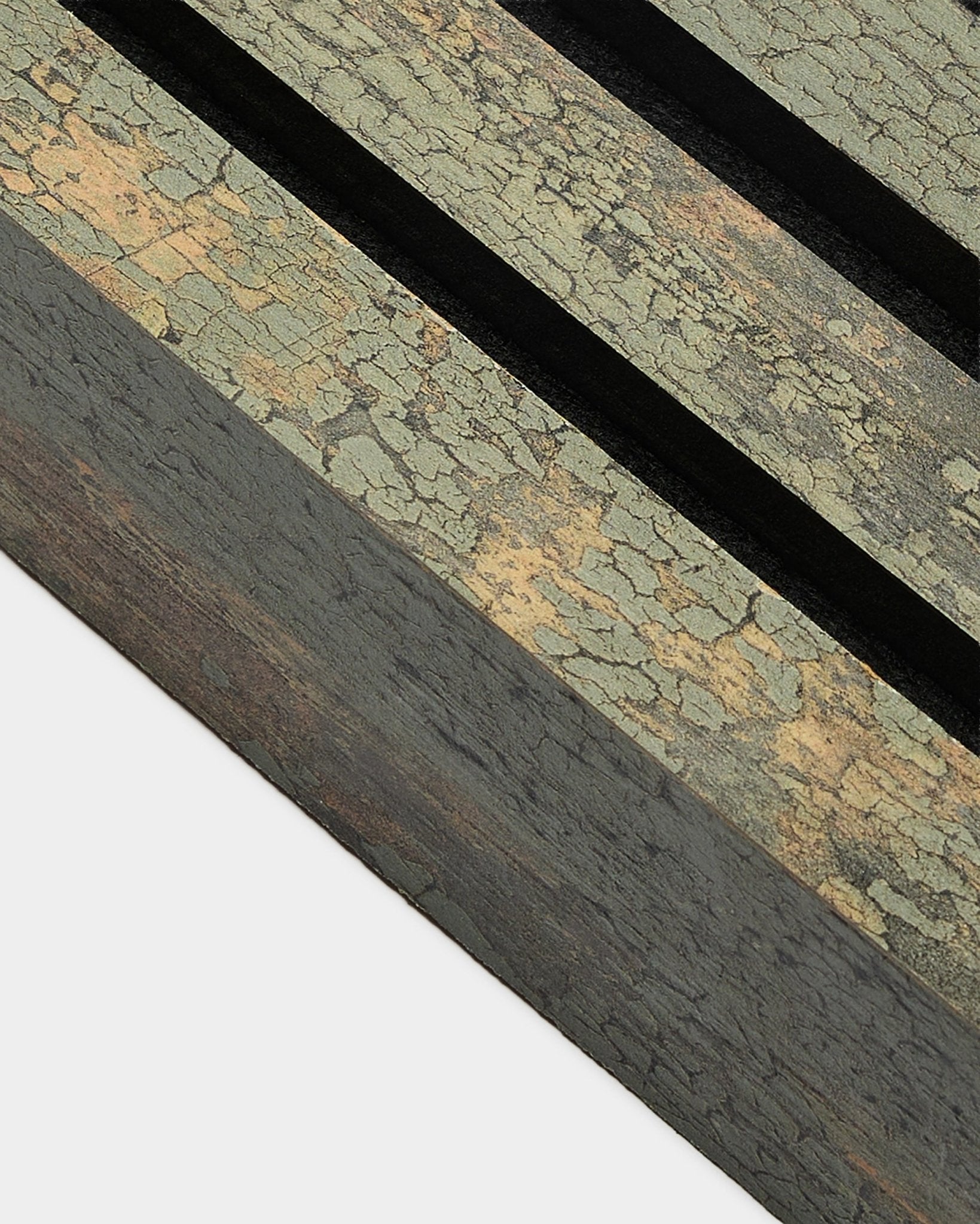 Nærbilde av WoodUpp Akupanel endelamell i Oxide Grey, 6,7 cm bred, med en teksturert Akustikkpanel med to black spor og en MDF-ramme.