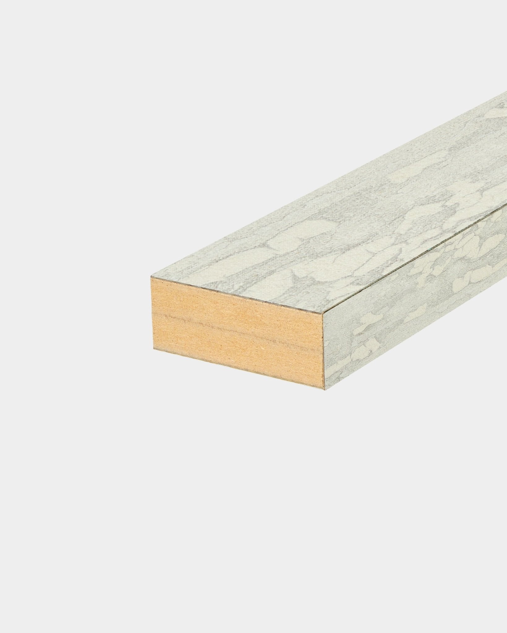 WoodUpp Akupanel endelamell i Oxide White, 6,7 cm bred, med en teksturert lys grå overflate, utviklet for Akustikkpanel eller spilepanelinstallasjoner.
