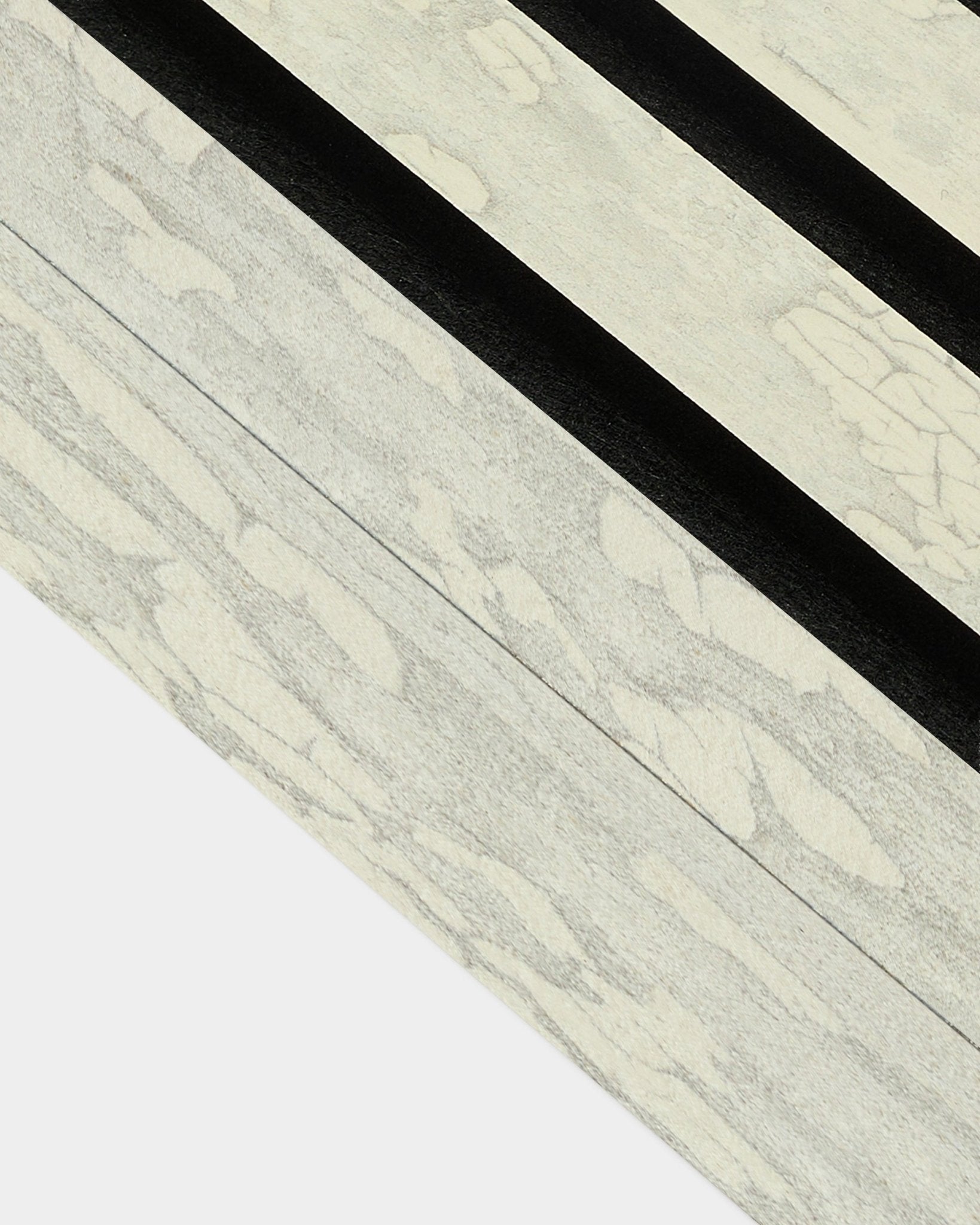 Nærbilde av Oxide White endelamell (6,7 cm) fra WoodUpp for Akupanel Akustikkpanel Montering, med markante black diagonale mønstre i et nordisk design.