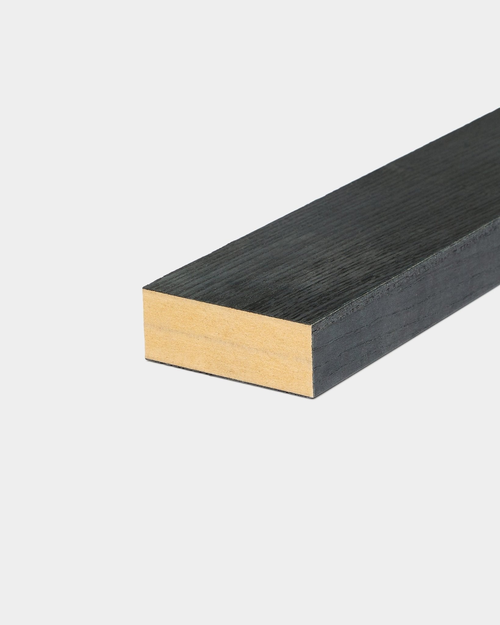 Endelamell i Black ask (6,7 cm) med en black-malt overflate og natural wood kant, laget for bruk med WoodUpp Akupanel akustikkpaneler.