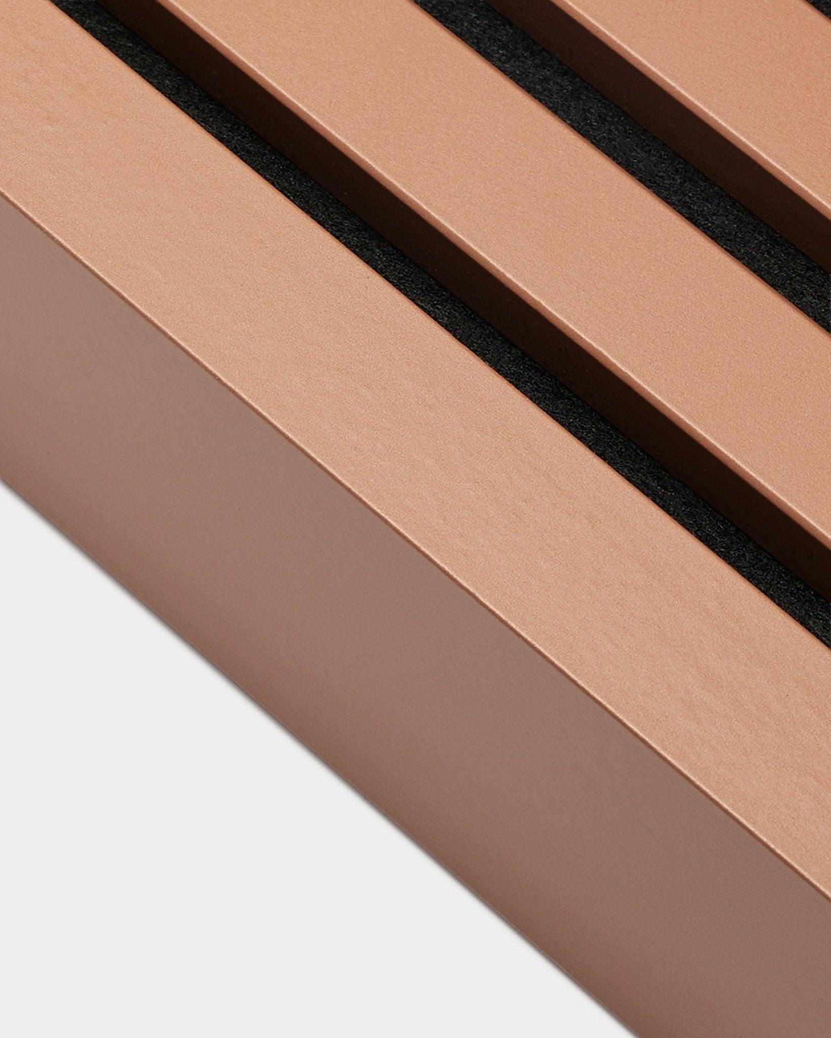 Nærbilde av WoodUpp Akupanel Montering endelamell i Clay, 6,7 cm – lys brown Akustikkpanel med tre black spor, i nordisk minimalistisk design.