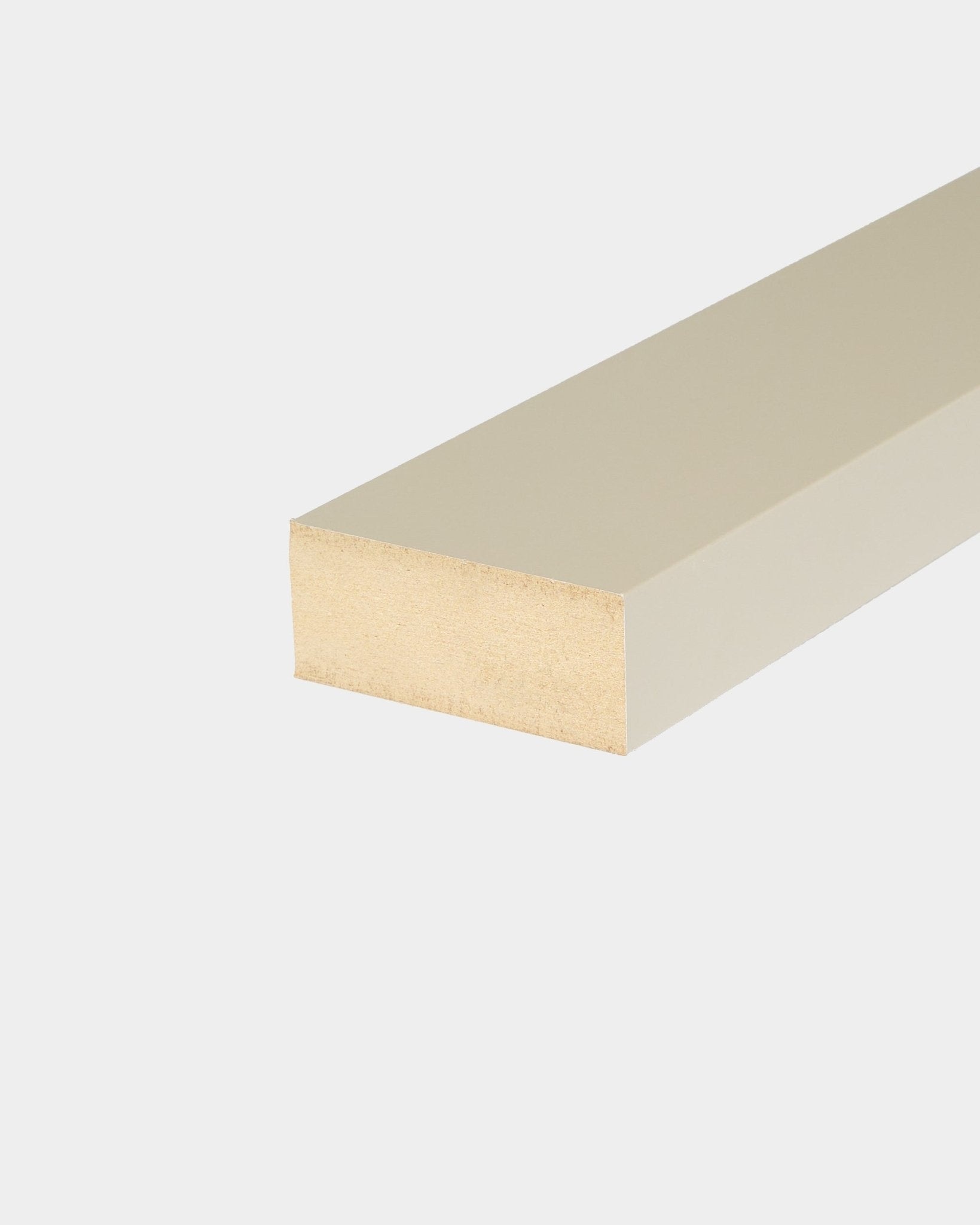 WoodUpp End lamella Stone, et rektangulært panel på 6,7 cm beige, utviklet for Akupanel installasjoner med akustiske trepaneler, vist mot en hvit bakgrunn.