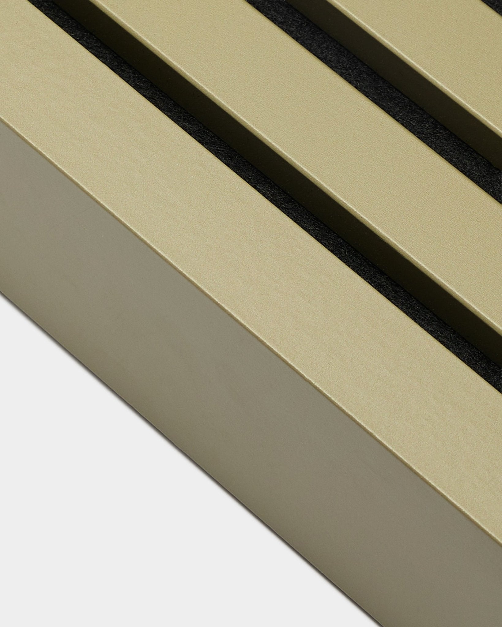 Detalj av WoodUpp Akupanel Montering-produkt, endelamell i Moss utførelse, 6,7 cm bred, med en beige MDF-ramme og black spor på hvit bakgrunn.