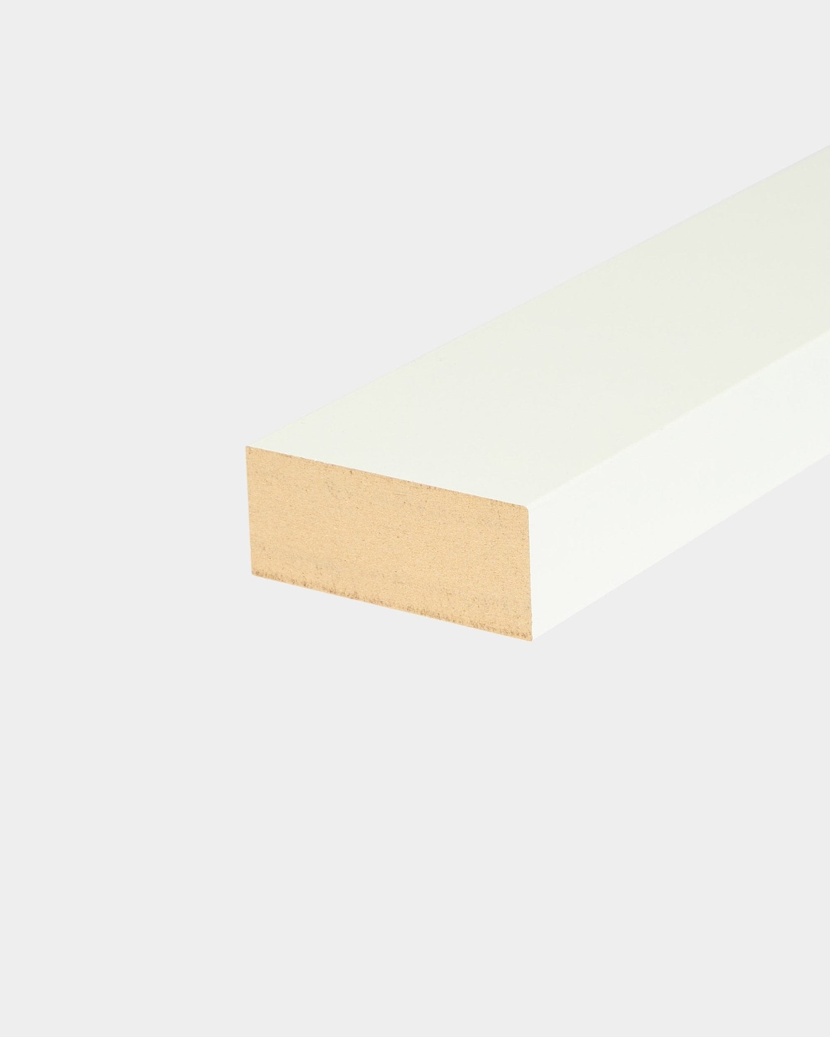 WoodUpp Akupanel avslutningslamell i Snow, 6,7 cm bredt hvitt tre med naturlig kant, utviklet for avslutning av MDF-ramme eller Akustikkpanel vegginstallasjoner.