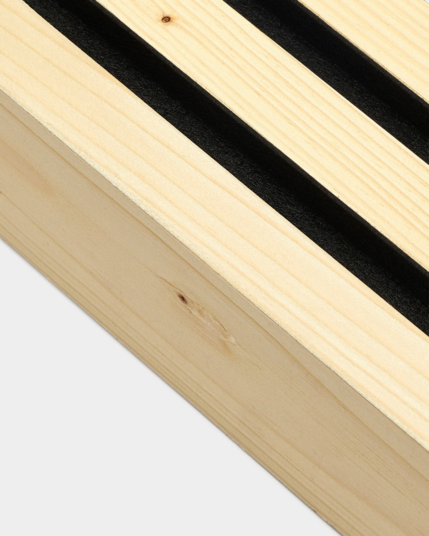 Nærbilde av WoodUpp endelamell i Alp-finish, 6,7 cm bred, med detaljert trestruktur; laget for nordiske Akustikkpanel vegg- eller Akupanel Montering.