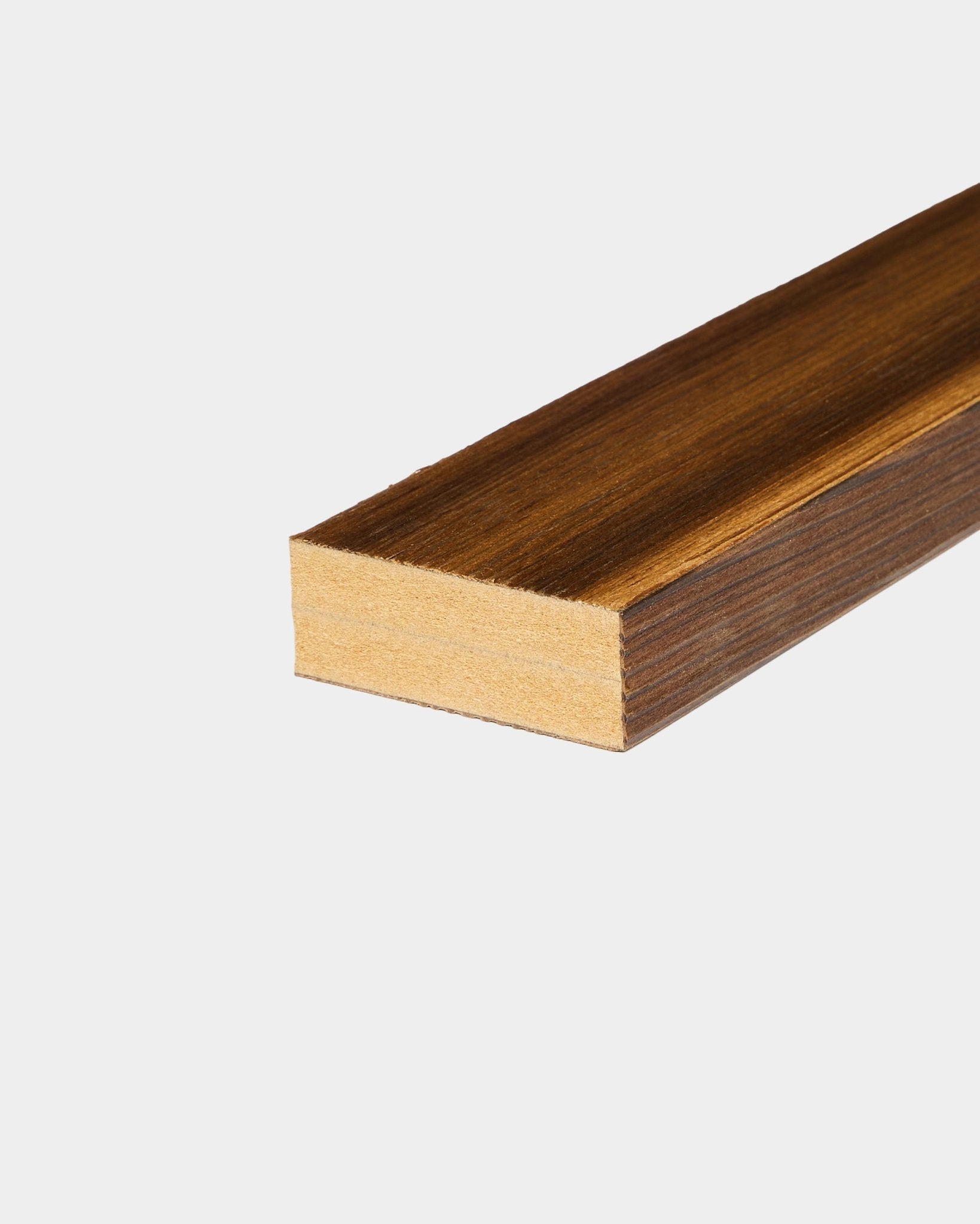 WoodUpp endelamell i Rustic Smoked Larch (6,7 cm), laget for integrering i MDF-ramme eller avslutning av veggkant, vist mot en enkel hvit bakgrunn.