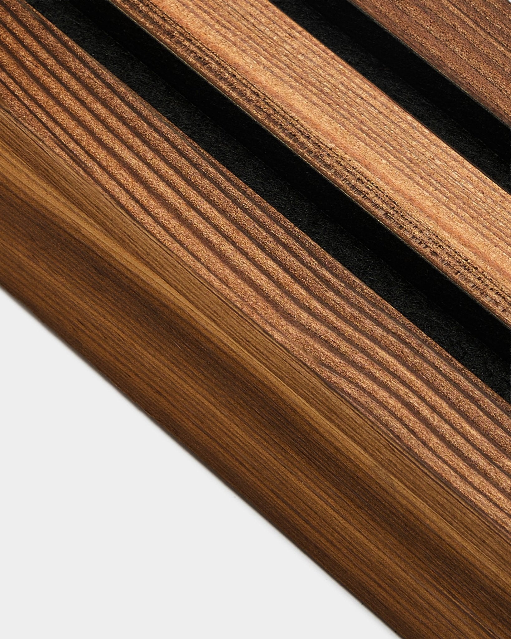 Detaljvisning av WoodUpp endelamell i Rustic Smoked Larch, 6,7 cm, laget for avslutning av Akupanel Akustikkpanel-kanter på lyse colored-vegger.