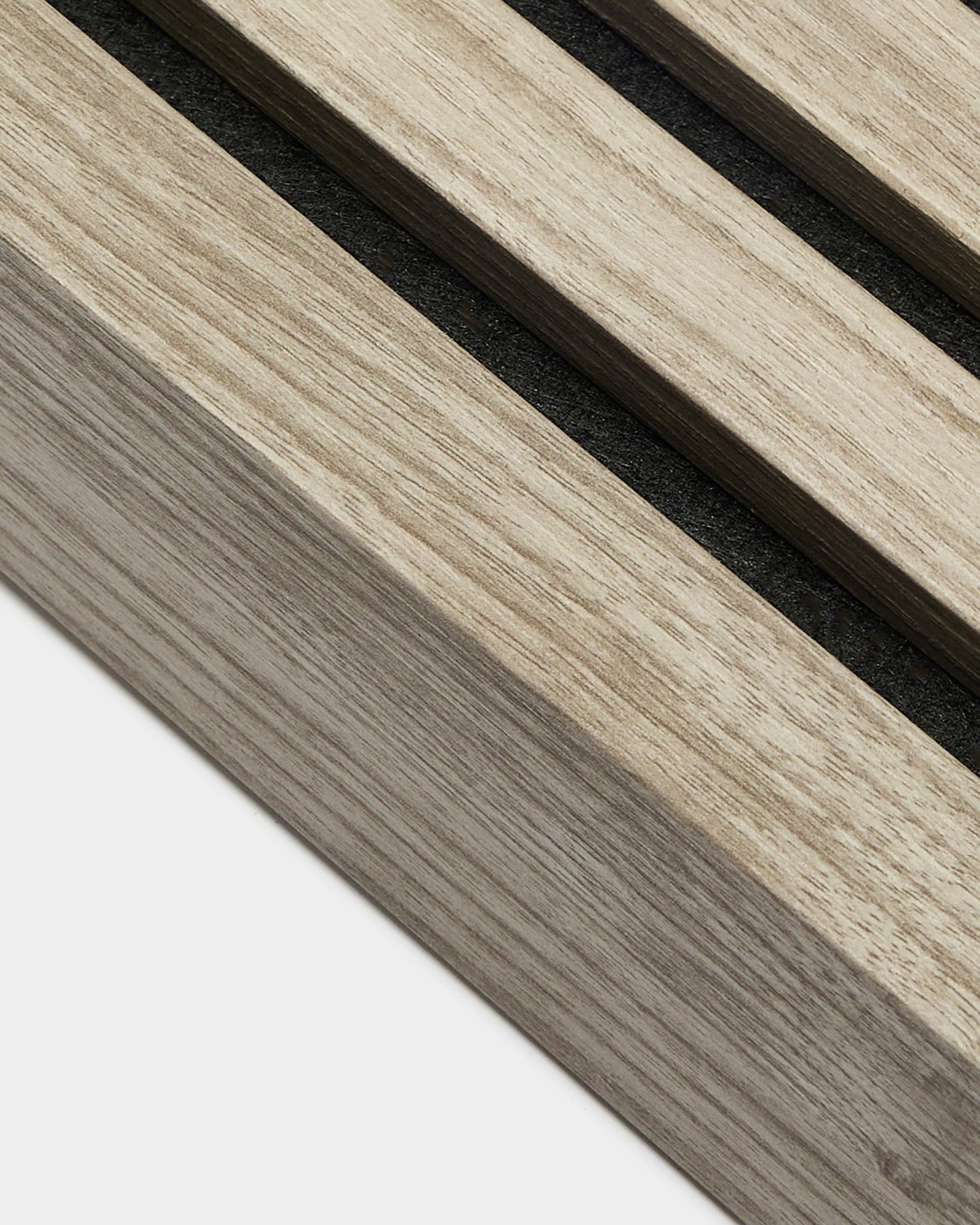 Nærbilde av WoodUpp endelamell i Weathered Oak, 6,7 cm bred, med parallelle akustiske trespiler med black mellomrom fra Montering Products-serien.