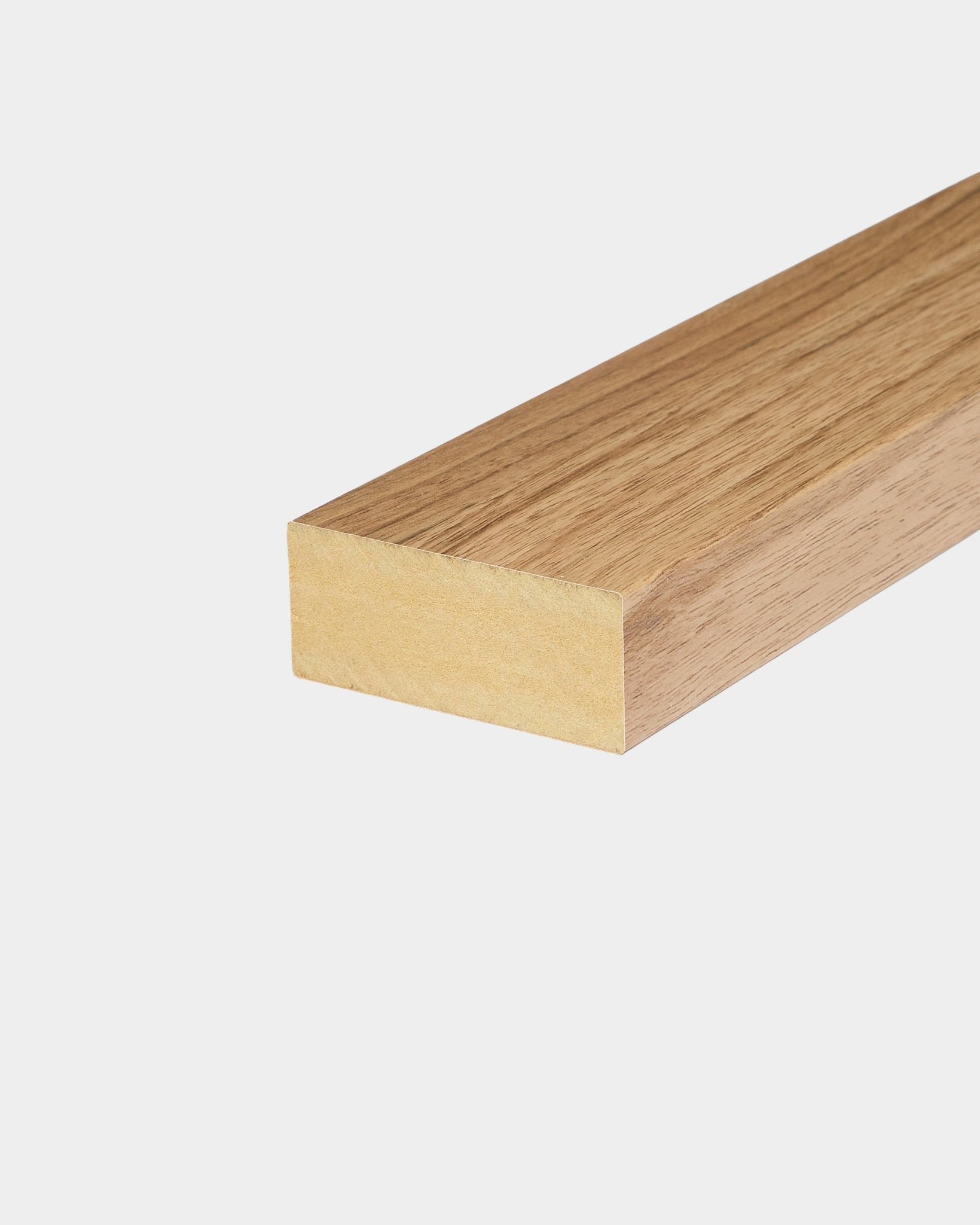 WoodUpp endelamell i engelsk valnøtt, 6,7 cm bred; kompatibel med Akupanel akustiske trepaneler eller installasjoner med Nordic slatwall-panel.