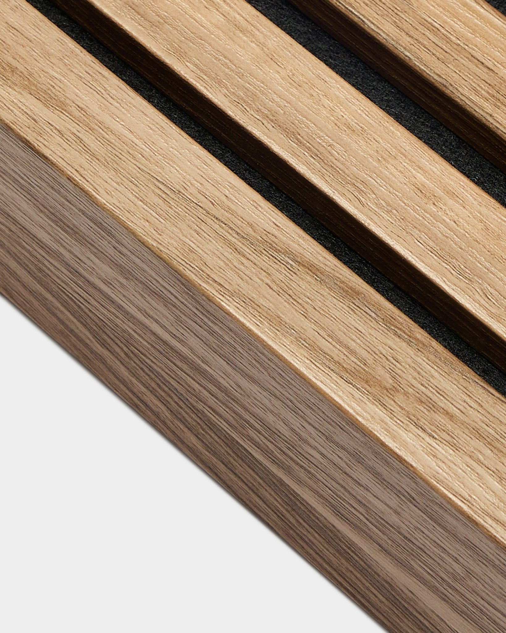 Nærbilde av WoodUpp Akupanel endelamell i engelsk valnøtt (6,7 cm), som viser black mellomrom mellom akustiske spiler mot en ren hvit bakgrunn.