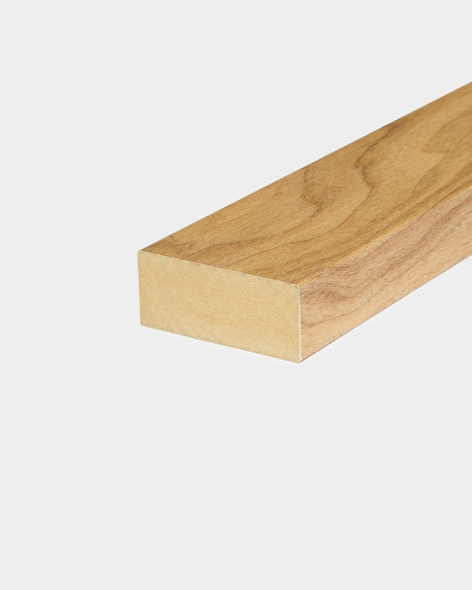 WoodUpp CREATE-kolleksjon endelamell i English Oak (6,7 cm), tilbehør til MDF-rammer eller vegger for Akustikkpanel, vist mot en ren hvit bakgrunn.