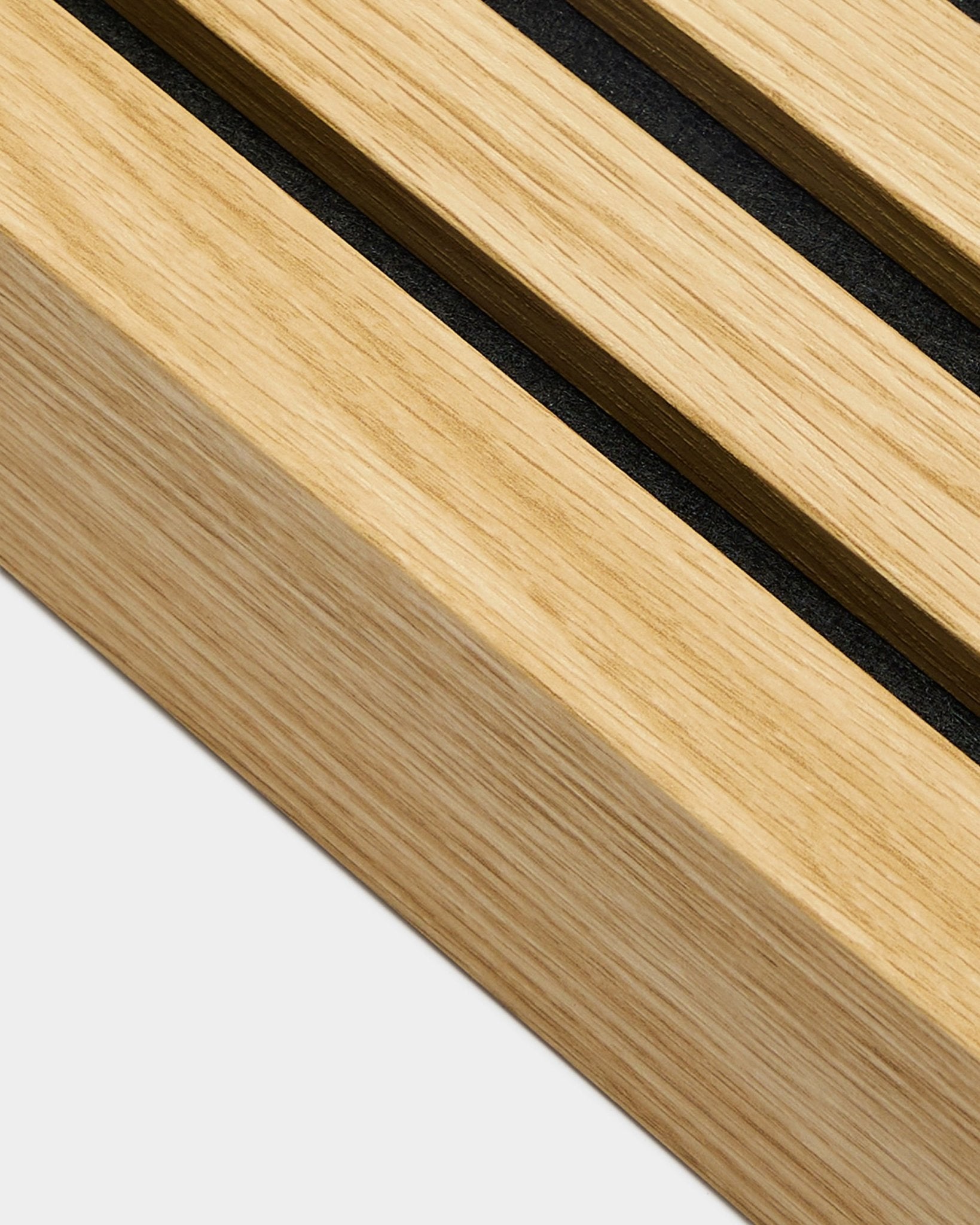 Nærbilde av WoodUpp Akupanel Montering-produkt, endelamell i Southern Oak, 6,7 cm bred, med black spor i lyst tre som gir tydelige Akustikkpanel-linjer.