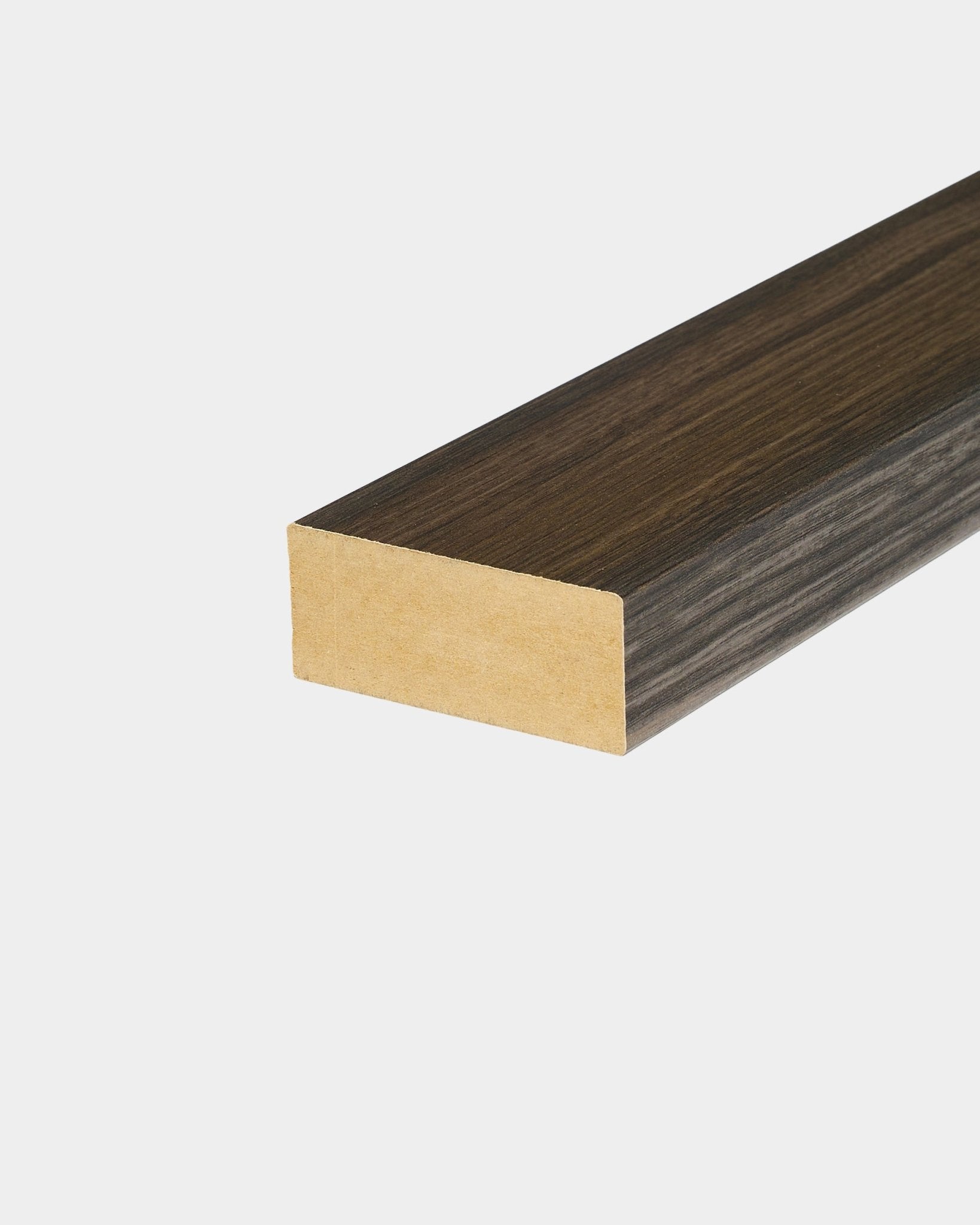 WoodUpp End Lamella i Black Oak (6,7 cm), utformet for panelavslutning eller Akupanel Akustikkpanel Montering på ensfargede hvite vegger.