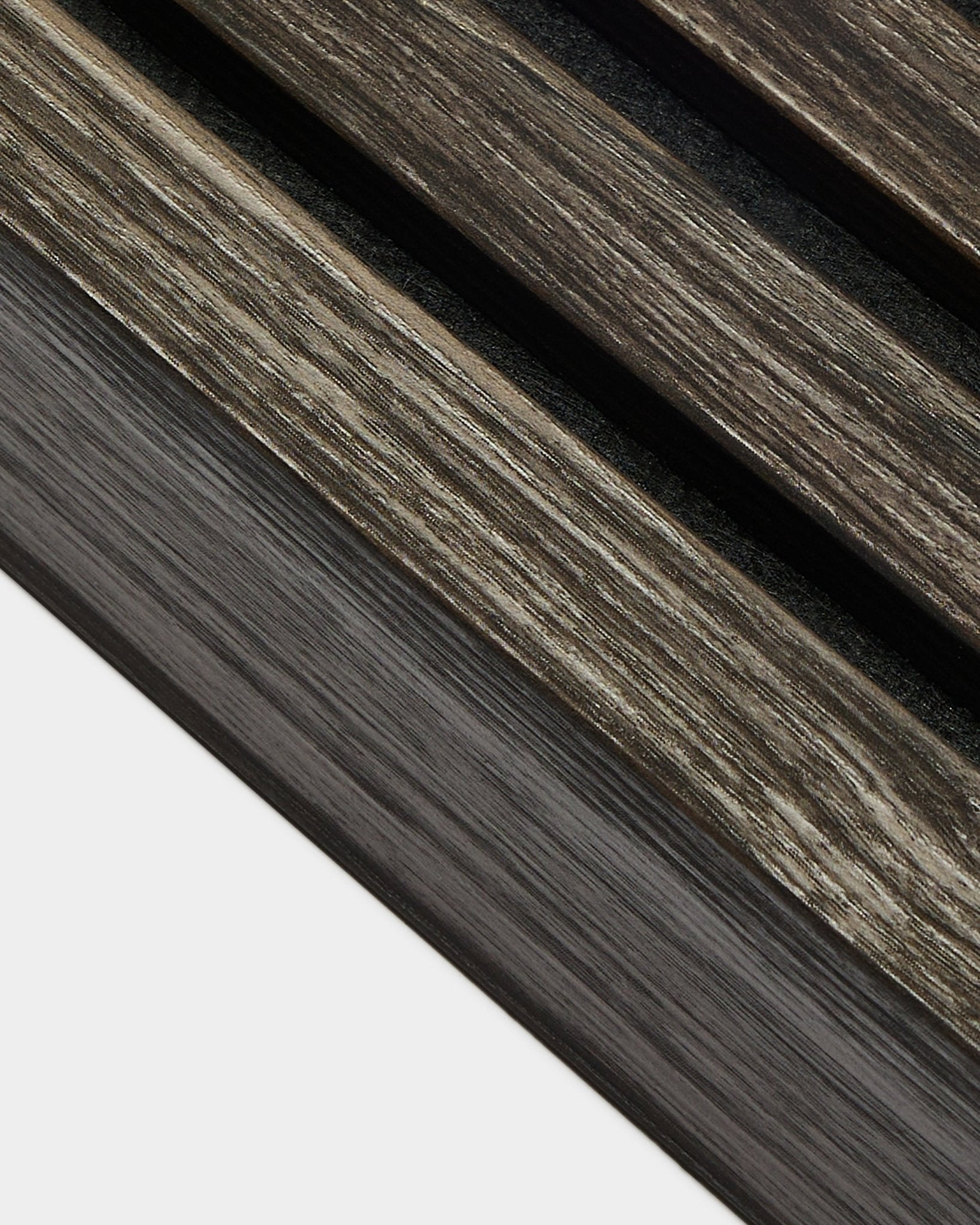 Nærbilde av detalj i WoodUpp Akupanel Montering i Black Oak, med 6,7 cm endelameller arrangert diagonalt og ferdig panelavslutning mot en lys bakgrunn.