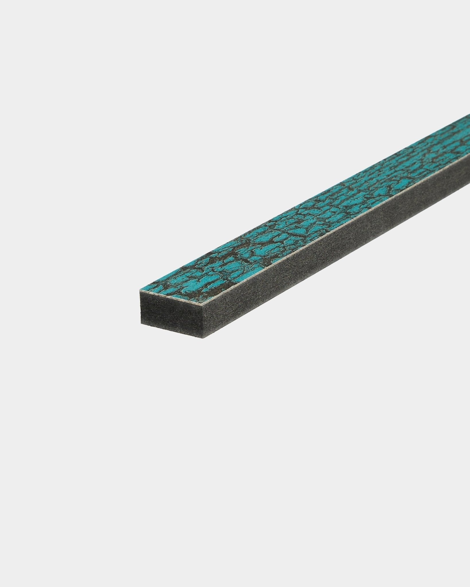Nærbilde av WoodUpp Lamella i Oxide Blue, 240 cm lengde, nordisk akustisk tretilbehør for presis kanttilpasning eller utskifting av Akupanel-spile.