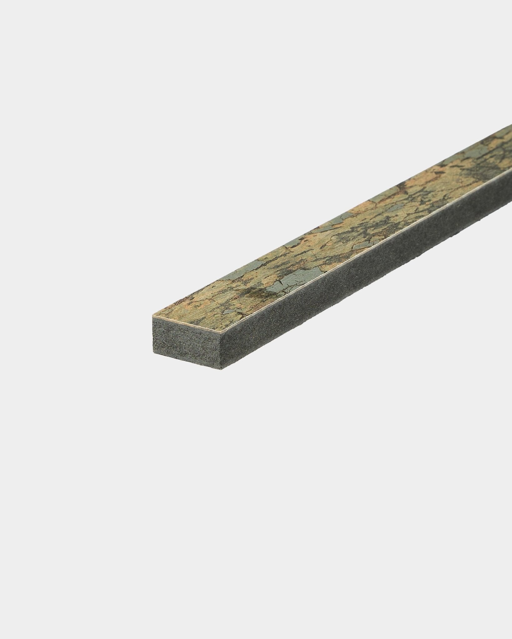 WoodUpp Akupanel Lamella i Oxide Grey, 240 cm lang, har en teksturert overflate og et minimalistisk nordisk design, vist mot en enkel hvit bakgrunn.