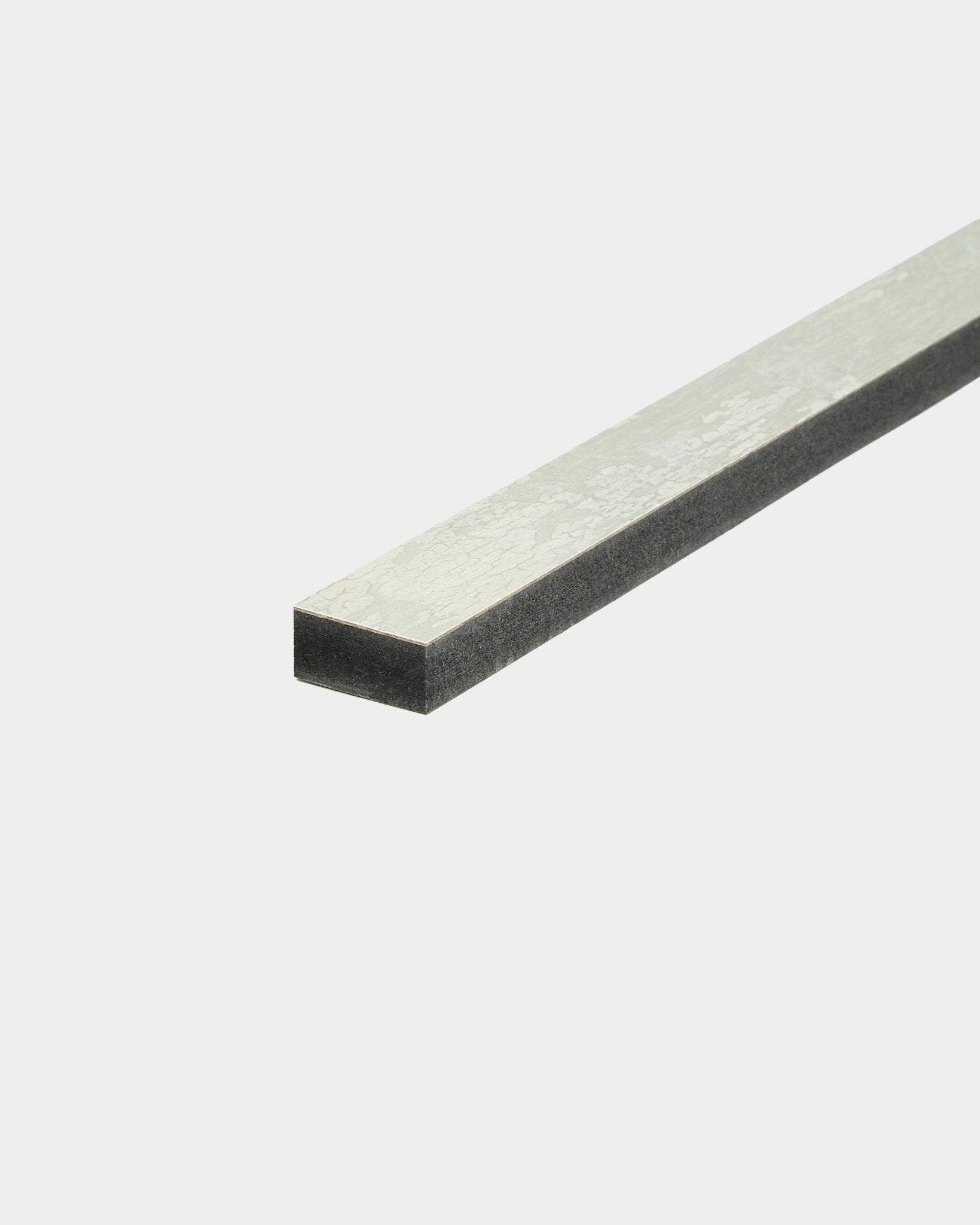 WoodUpp Akupanel Oxide White 240 cm akustisk spile med et metallisk topplag og mørk skumbakside, vist mot en enkel hvit bakgrunn.
