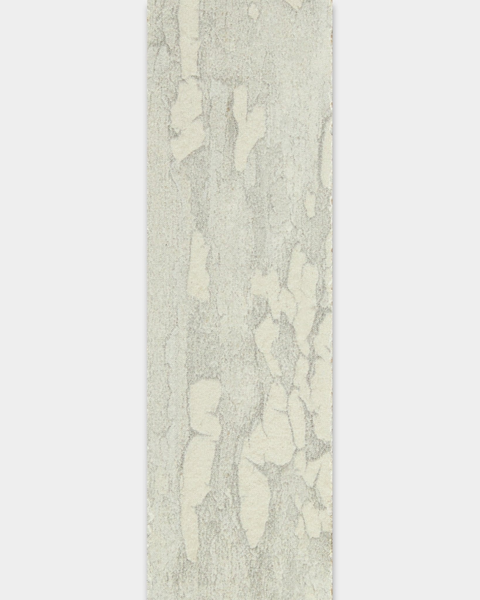 WoodUpp Lamella / Oxide White 240 cm Akustikkpanel med en rektangulær, lys grå og offwhite abstrakt teksturert overflate som minner om naturstein.