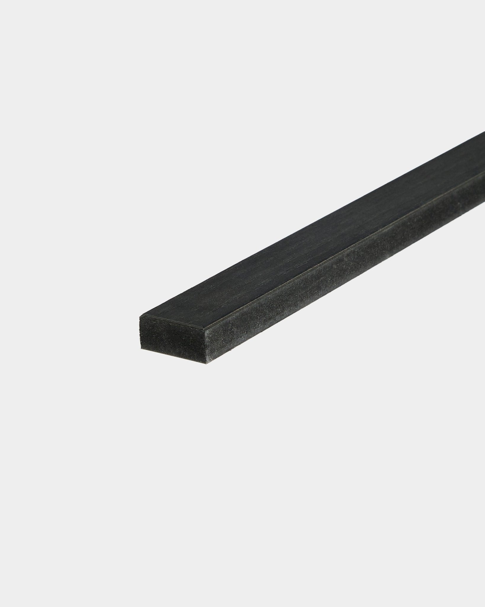 WoodUpp Lamella i Black ask, 240 cm – en black flat lamellist for Akupanel utskifting av spiler eller kantlister – vist mot hvit bakgrunn.
