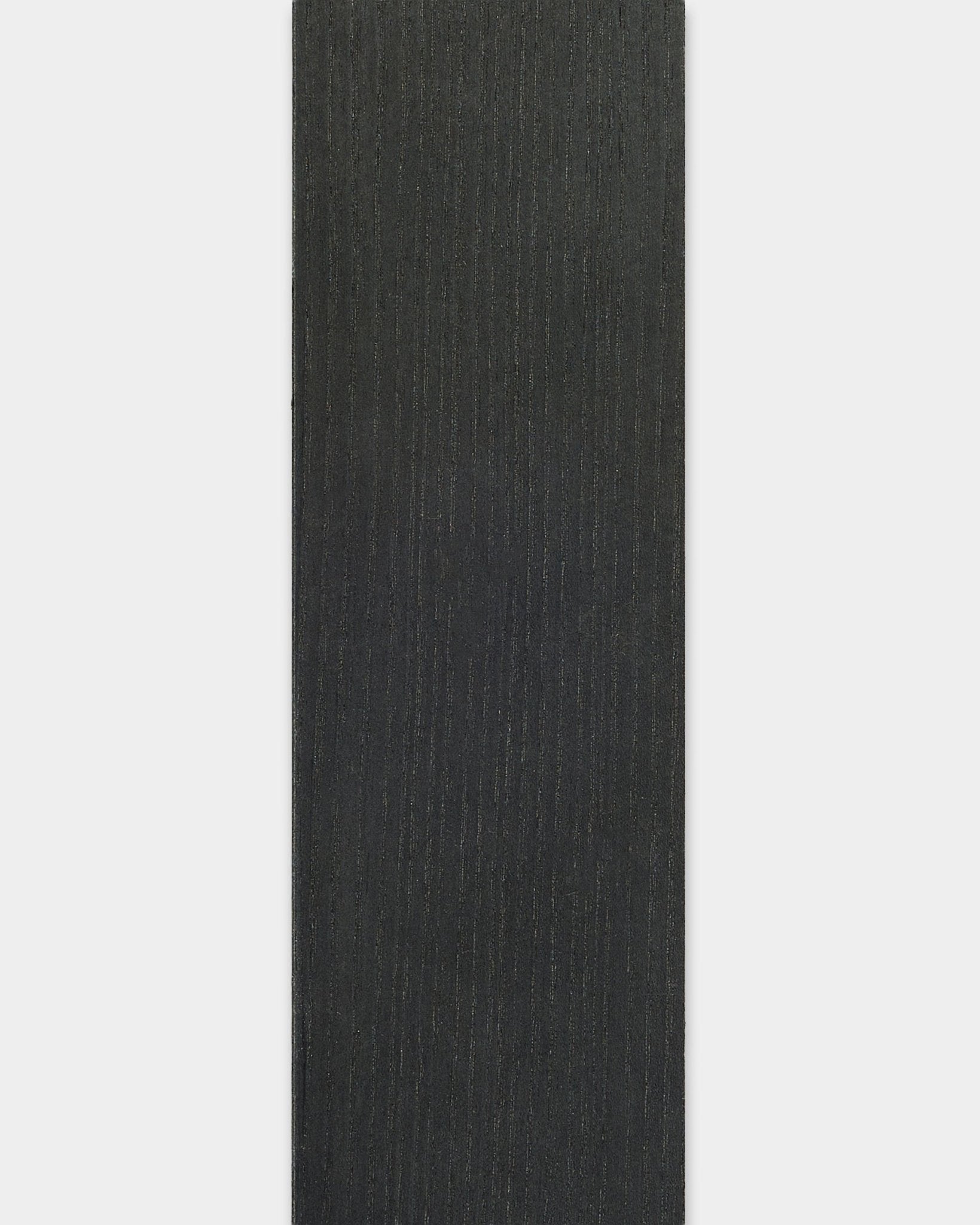Rektangulær black ask Lamella yogamatte fra WoodUpp, 240 cm lang, med diskrete teksturerte linjer og kanter inspirert av Akupanel akustiske trepaneler.