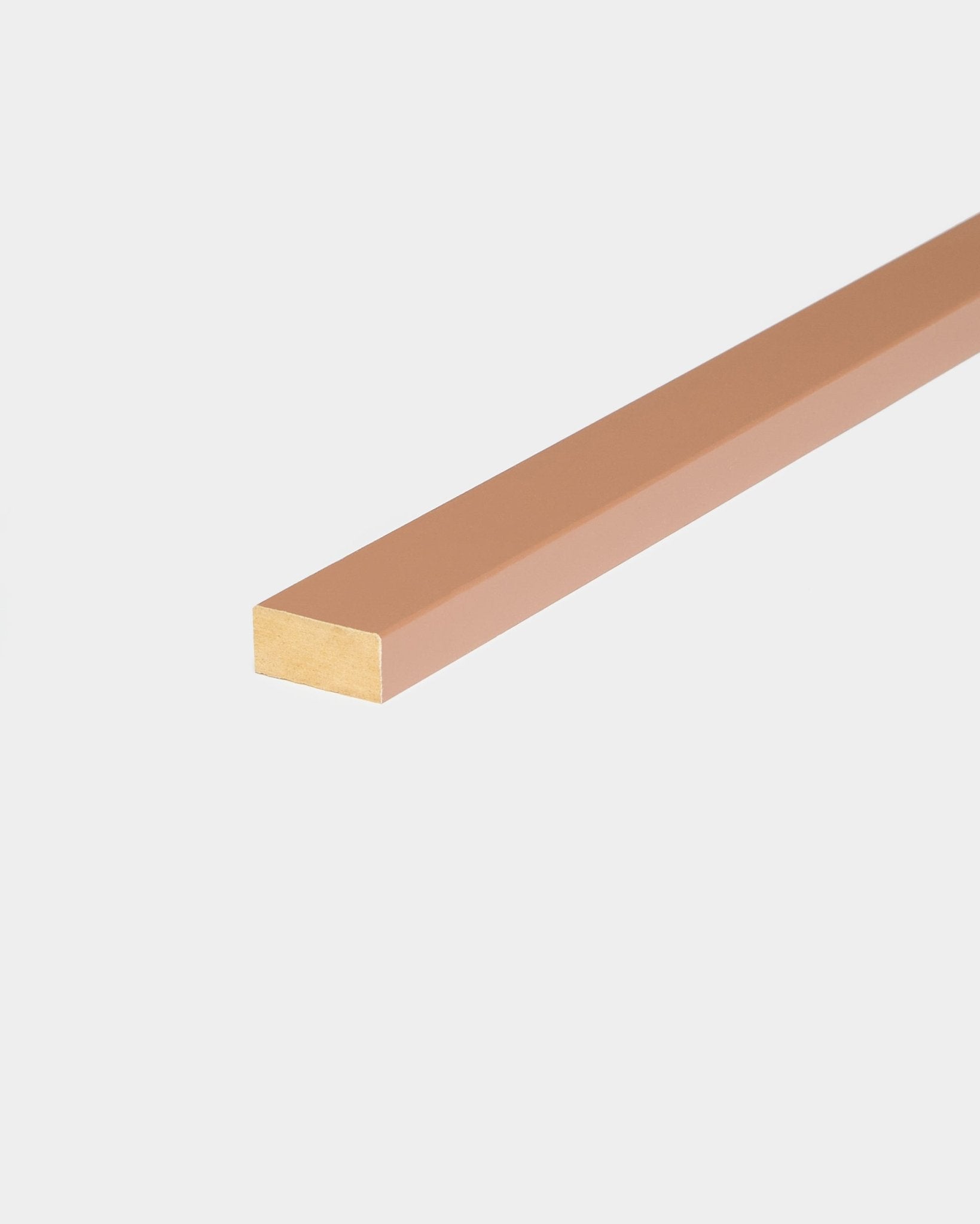 WoodUpp Lamella i Clay-finish, 240 cm lengde, vist som Montering-tilbehør for kantbeskjæring eller erstatningslamell til Akupanel akustikkpaneler i tre.