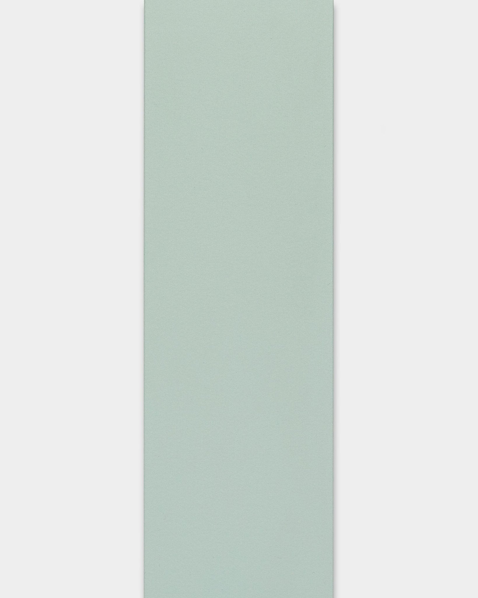 Vertical lys blå Akustikkpanel med subtil tekstur og skarpe kanter fra WoodUpps Lamella-kolleksjon, vist mot en enkel hvit bakgrunn.