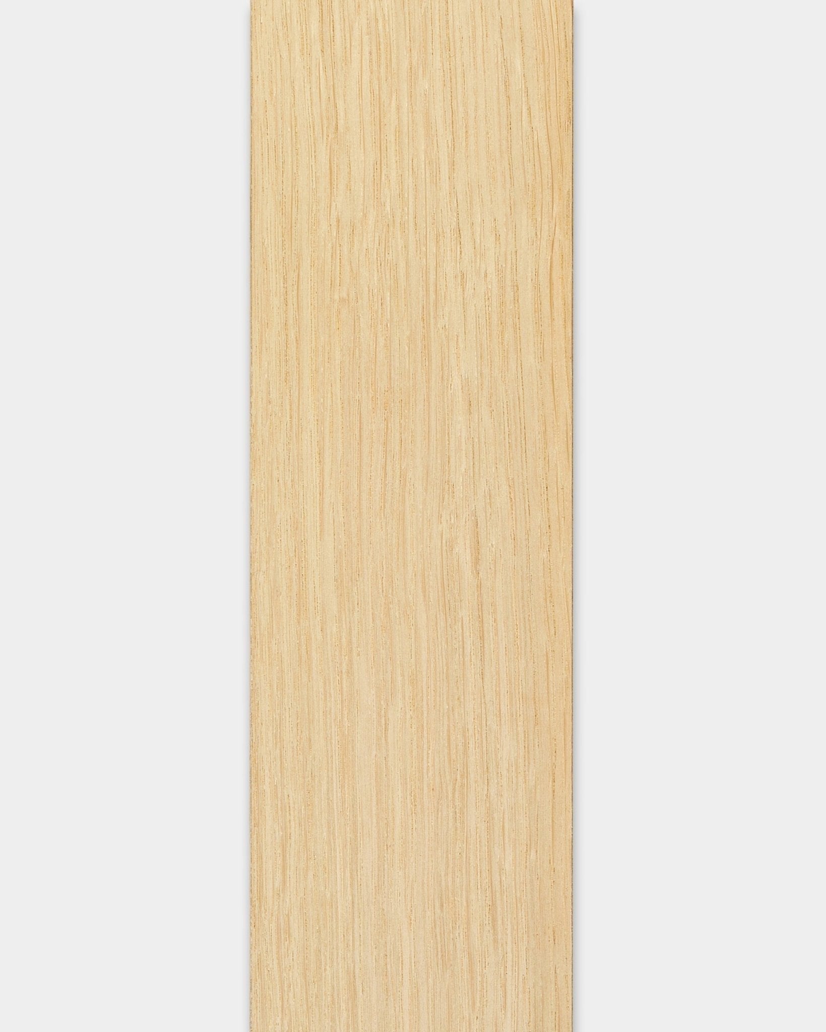 WoodUpp Akupanel Classic Oak-spile, 240 cm, glatt finér i lys eik med black MDF-bakside, egnet for Akustikkpanel-reparasjoner eller utskifting av enkeltspiler.