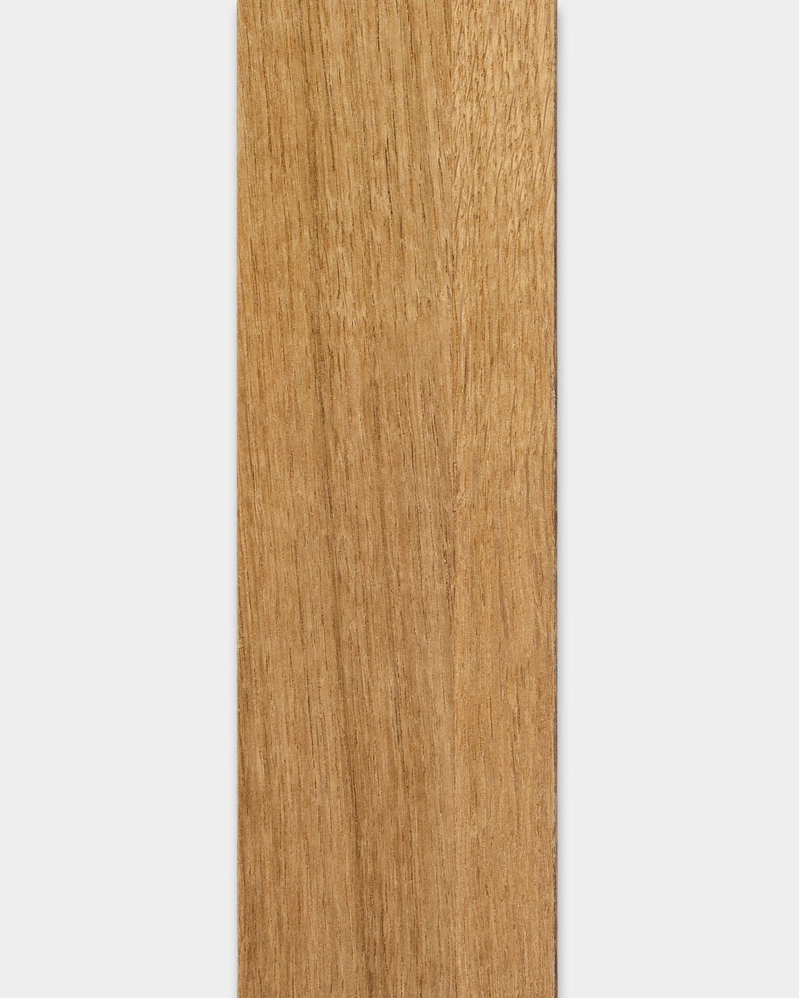 Vertical WoodUpp Akupanel i Rustic Brown Oak, 240 cm, med glatte lyse brown trespiler med synlig naturlig åretegning mot en hvit bakgrunn.